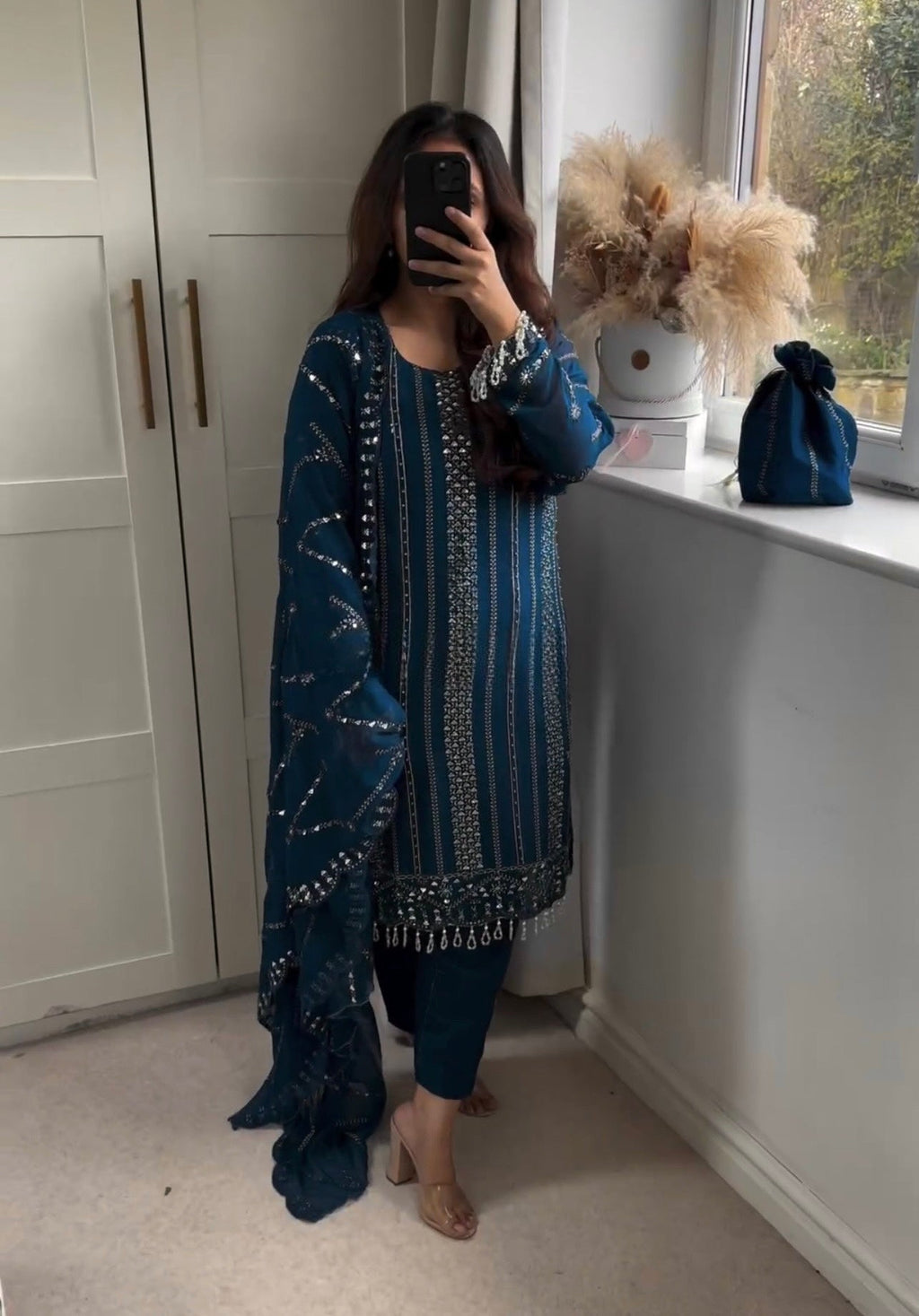 फैंसी स्टाइल में डिज़ाइनर पार्टी वियर लॉन्ग टॉप, पैंट और दुपट्टा