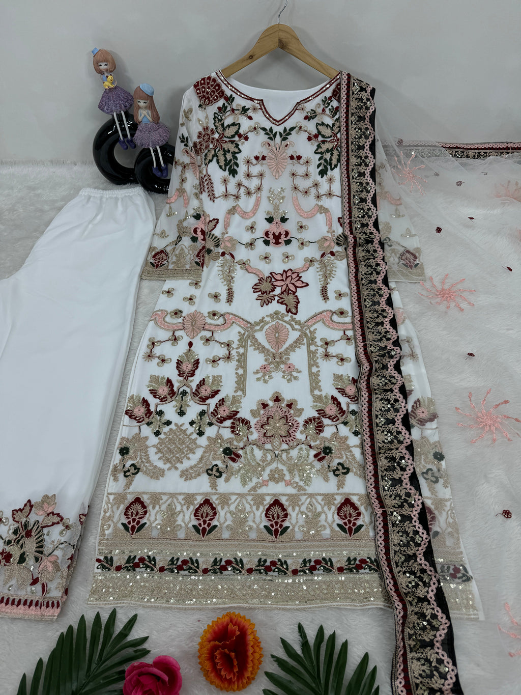 पार्टी वियर डिज़ाइनर टॉप पेंट और दुपट्टा सीक्वेंस वर्क के साथ