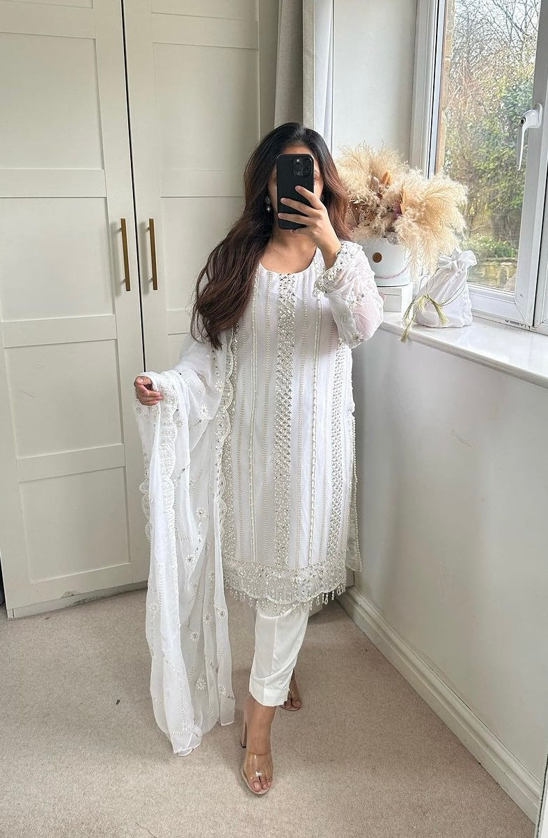 फैंसी स्टाइल में डिज़ाइनर पार्टी वियर लॉन्ग टॉप, पैंट और दुपट्टा