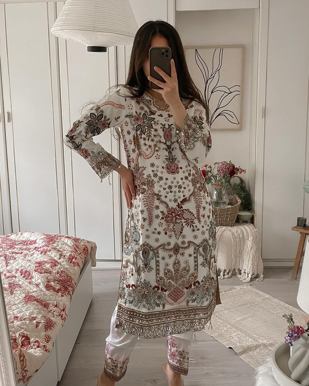 पार्टी वियर डिज़ाइनर टॉप पेंट और दुपट्टा सीक्वेंस वर्क के साथ