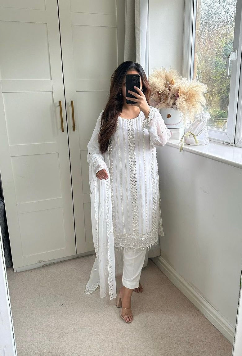 फैंसी स्टाइल में डिज़ाइनर पार्टी वियर लॉन्ग टॉप, पैंट और दुपट्टा