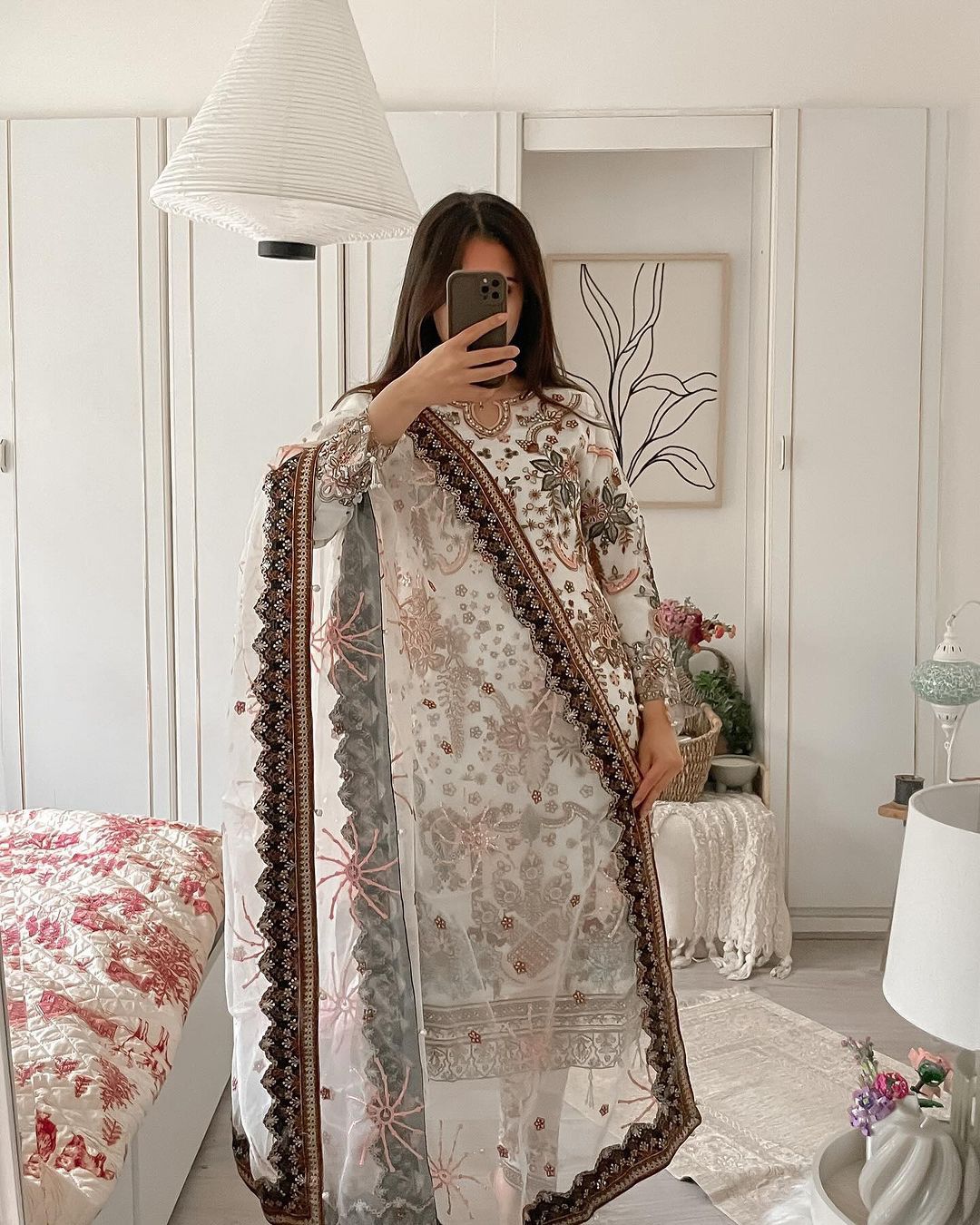 पार्टी वियर डिज़ाइनर टॉप पेंट और दुपट्टा सीक्वेंस वर्क के साथ