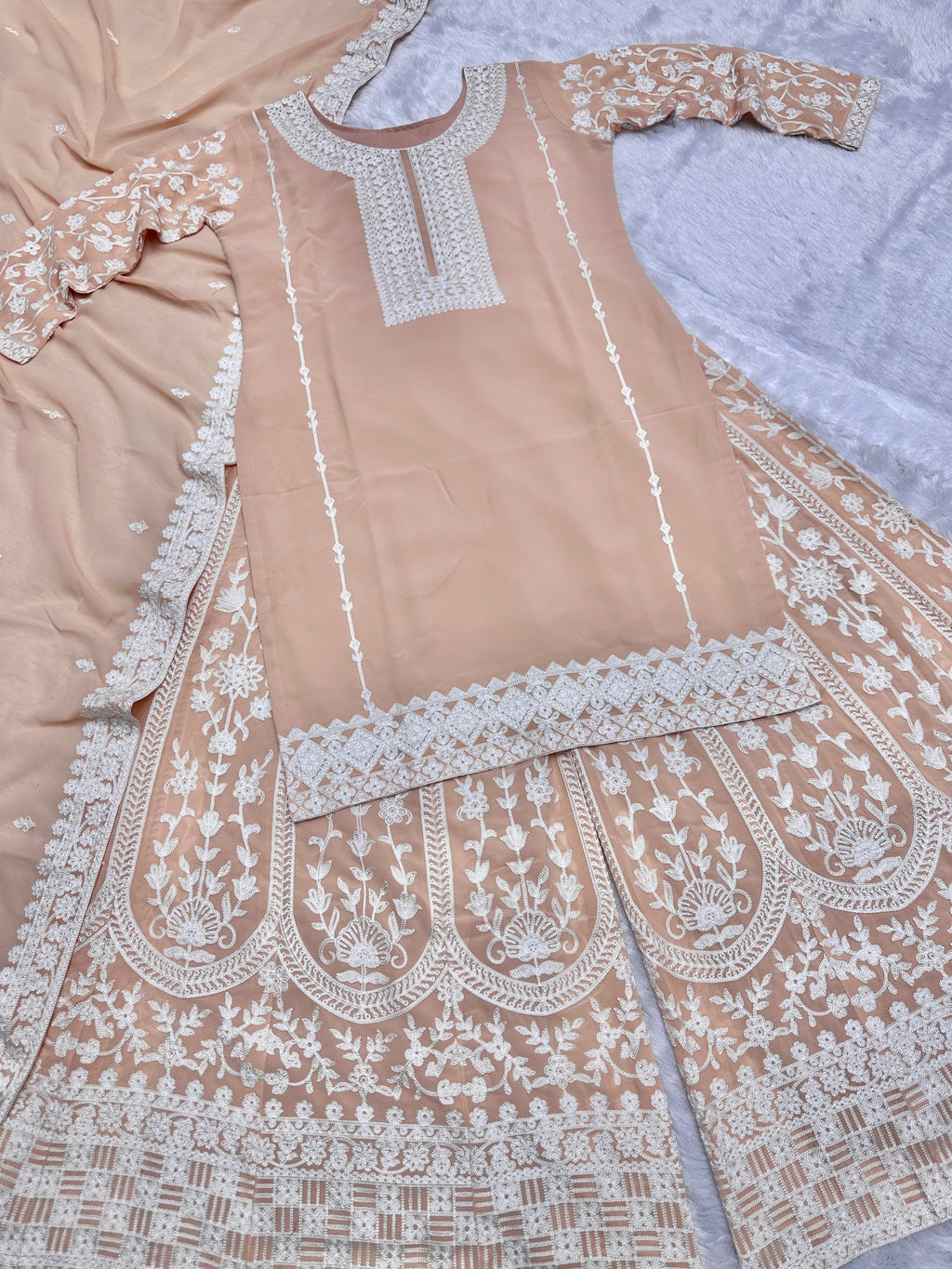 टॉप - कढ़ाई चेन सिलाई काम के साथ दुपट्टा के साथ प्लाज़ो