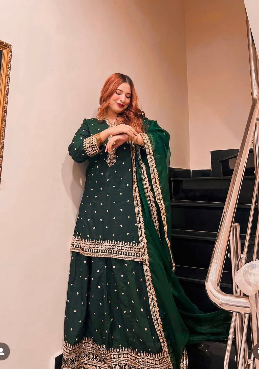 कढ़ाई अनुक्रम कार्य के साथ सुंदर टॉप-लहंगा और दुपट्टा