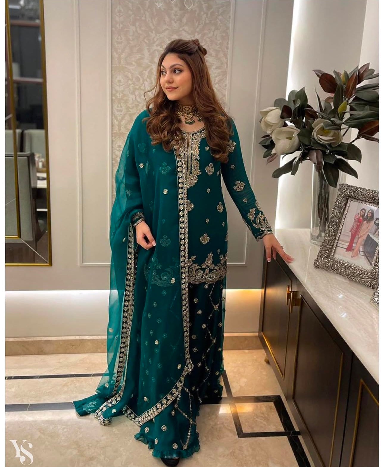 पार्टी वियर डिज़ाइनर टॉप-सररा और दुपट्टा कढ़ाई सीक्वेंस वर्क के साथ