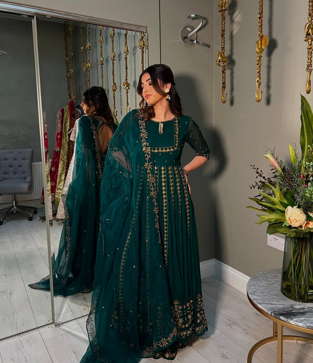 पार्टी वियर डिज़ाइनर गाउन पेंट और दुपट्टा