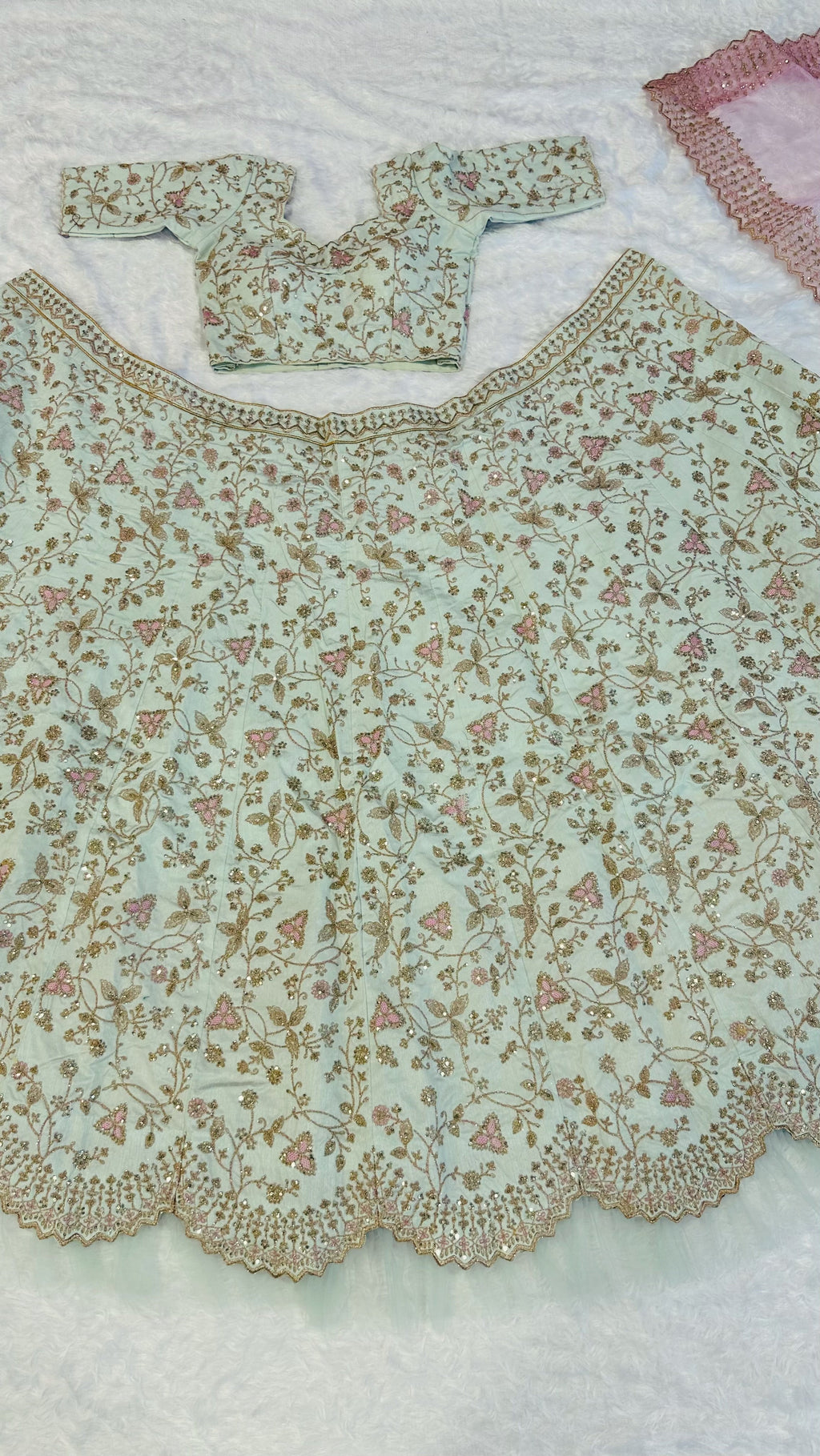 पार्टी वियर डिज़ाइनर लहंगा चोली धागे और डोरी वर्क के साथ