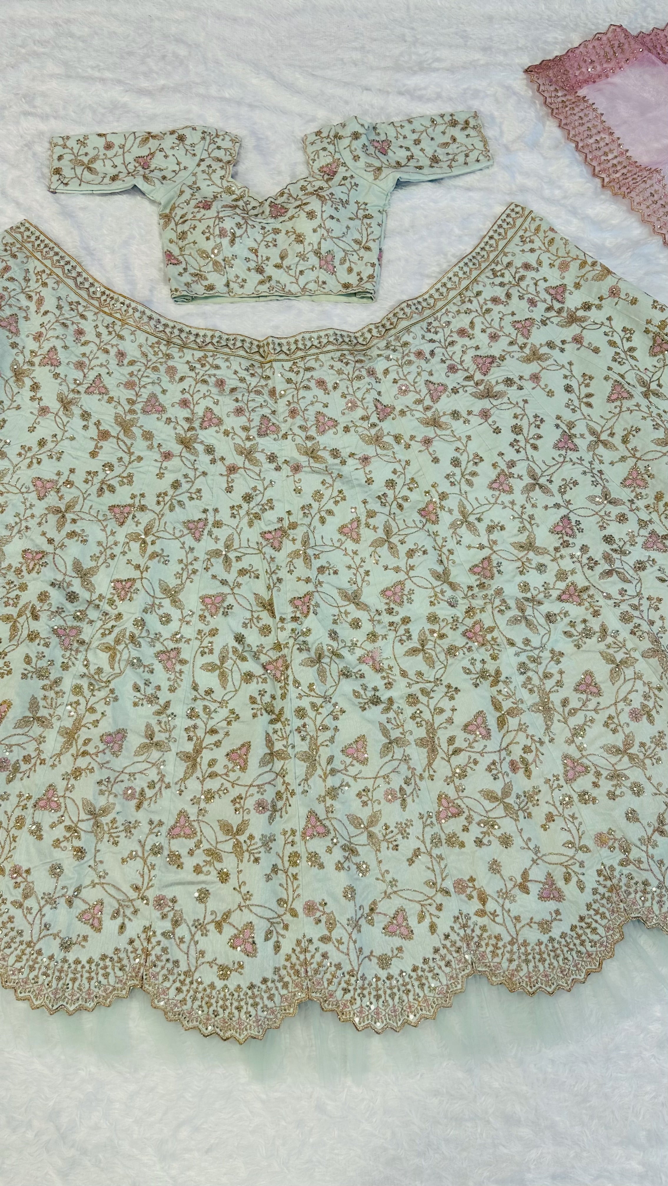 पार्टी वियर डिज़ाइनर लहंगा चोली धागे और डोरी वर्क के साथ