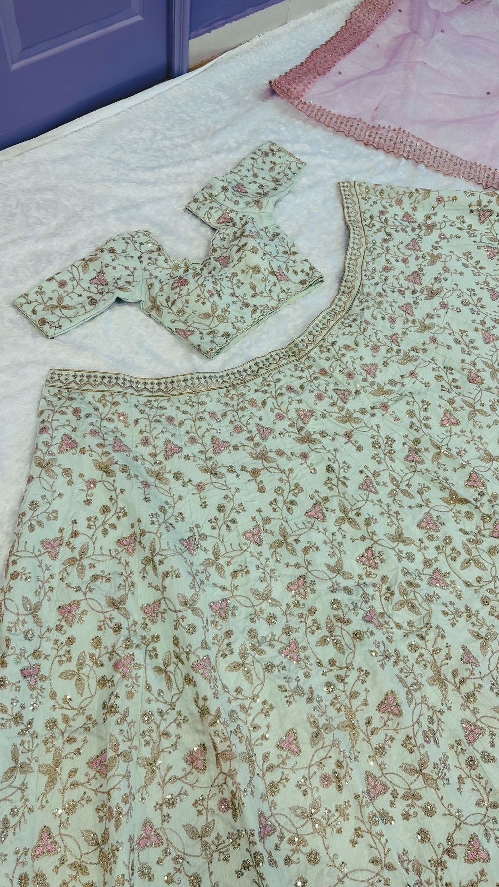 पार्टी वियर डिज़ाइनर लहंगा चोली धागे और डोरी वर्क के साथ