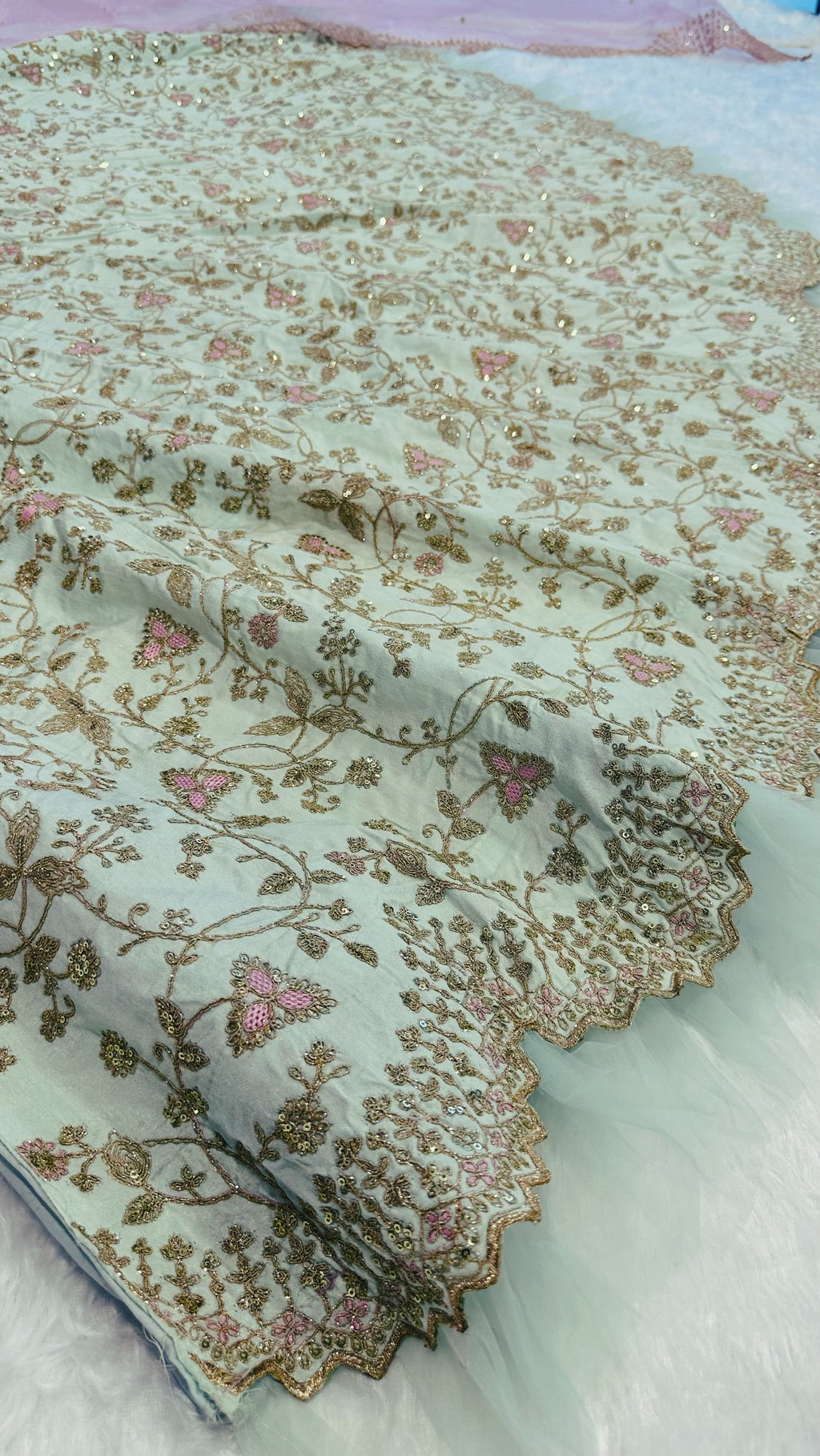 पार्टी वियर डिज़ाइनर लहंगा चोली धागे और डोरी वर्क के साथ