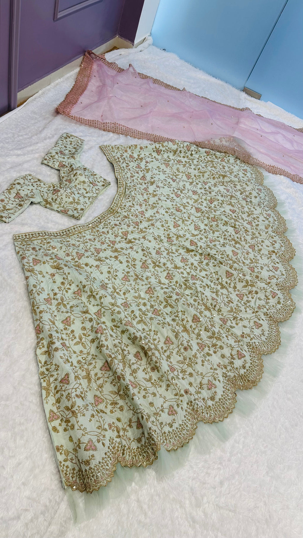 पार्टी वियर डिज़ाइनर लहंगा चोली धागे और डोरी वर्क के साथ