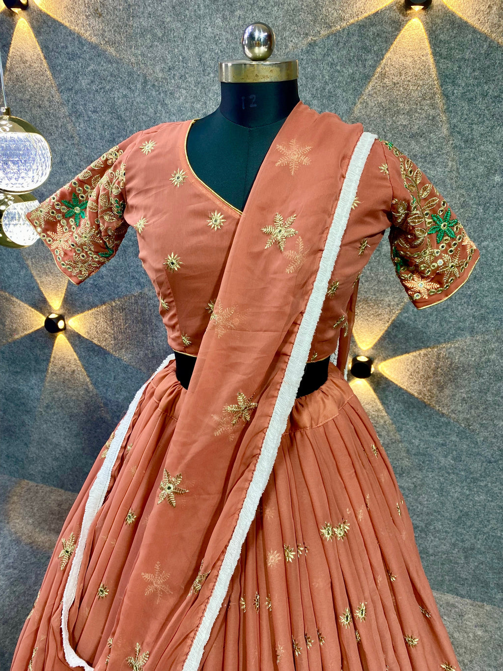 कढ़ाई और सीक्वेंस वर्क के साथ डिज़ाइनर पार्टी वियर लहंगा चोली