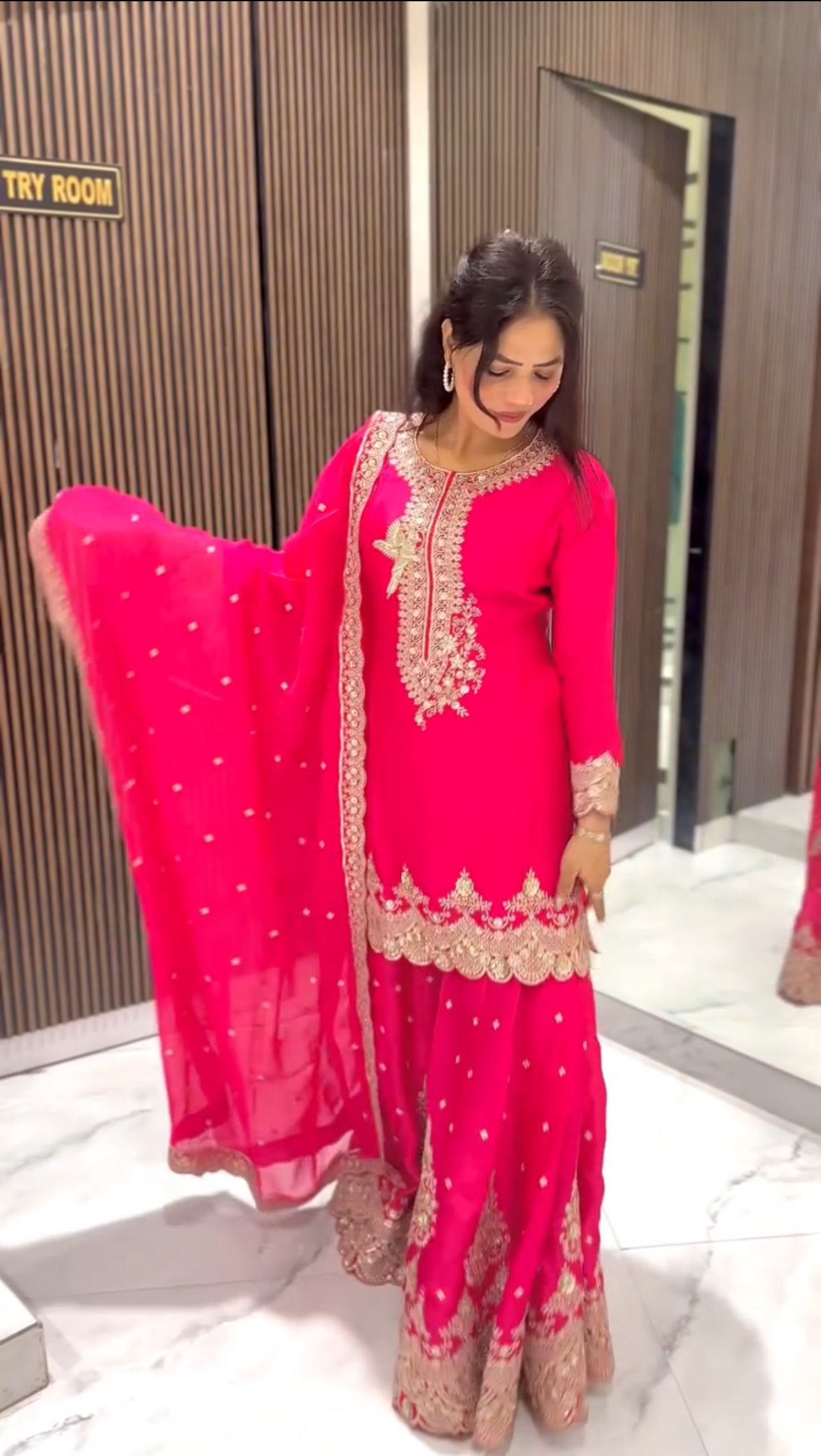 भारी कढ़ाई अनुक्रम कार्य के साथ सुंदर टॉप-शरारा और दुपट्टा