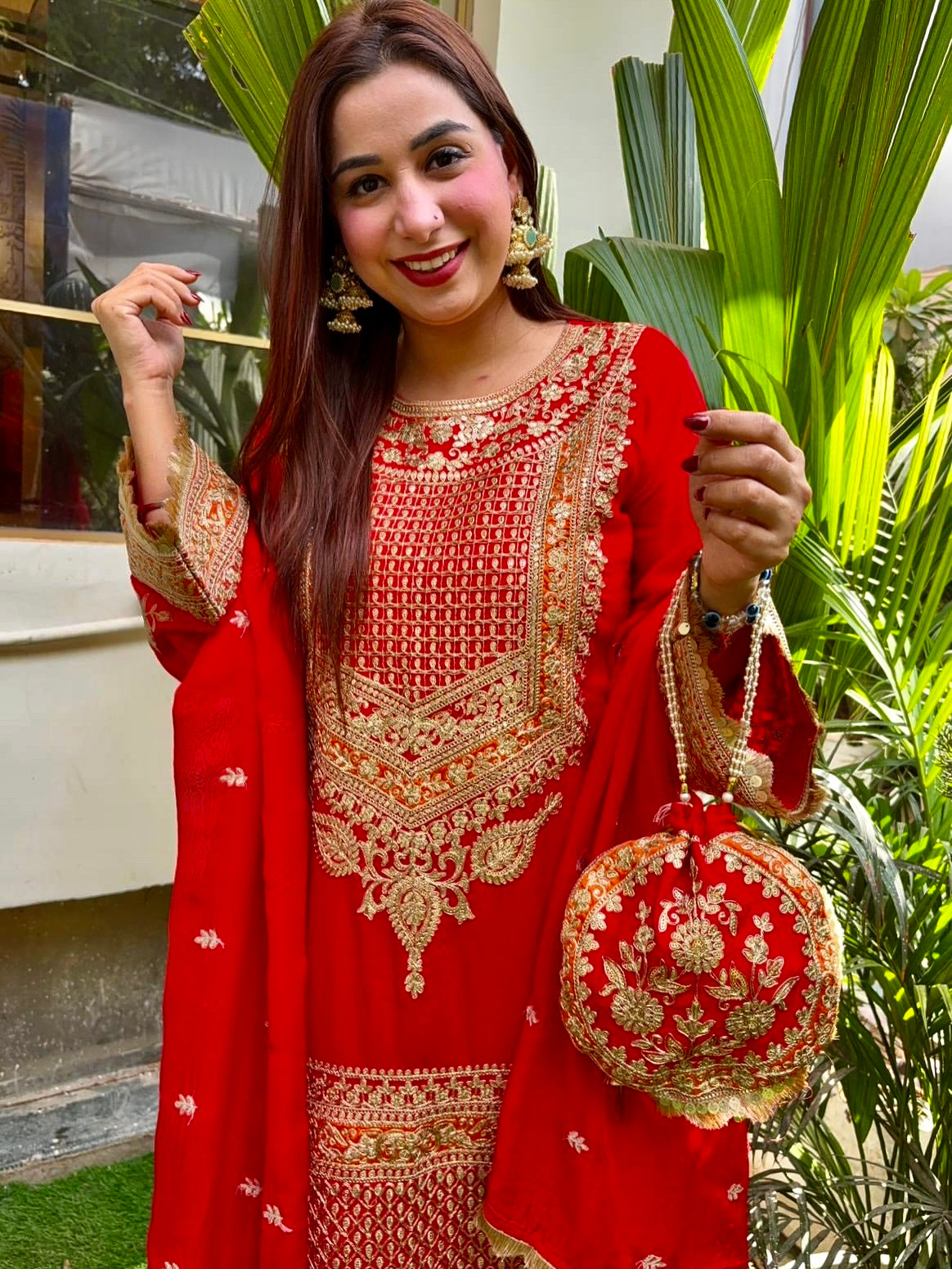 भारी कढ़ाई अनुक्रम कार्य के साथ डिजाइनर सूट सेट