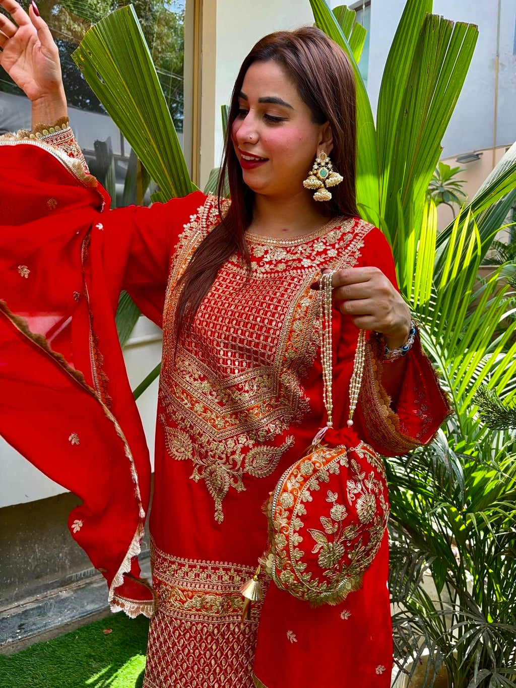 भारी कढ़ाई अनुक्रम कार्य के साथ डिजाइनर सूट सेट