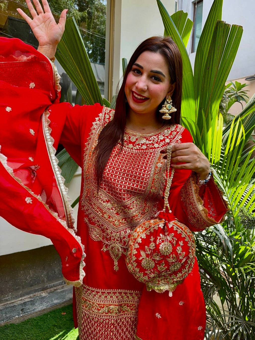 भारी कढ़ाई अनुक्रम कार्य के साथ डिजाइनर सूट सेट