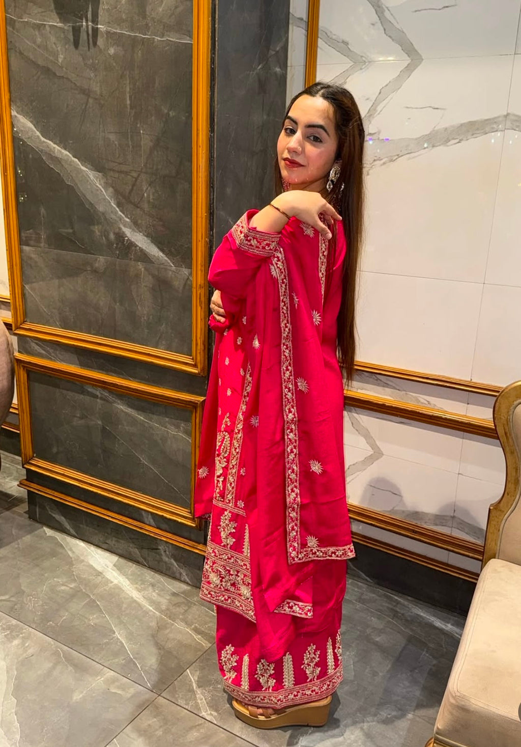 पार्टी वियर टॉप- सरारा और दुपट्टा सीक्वेंस वर्क के साथ