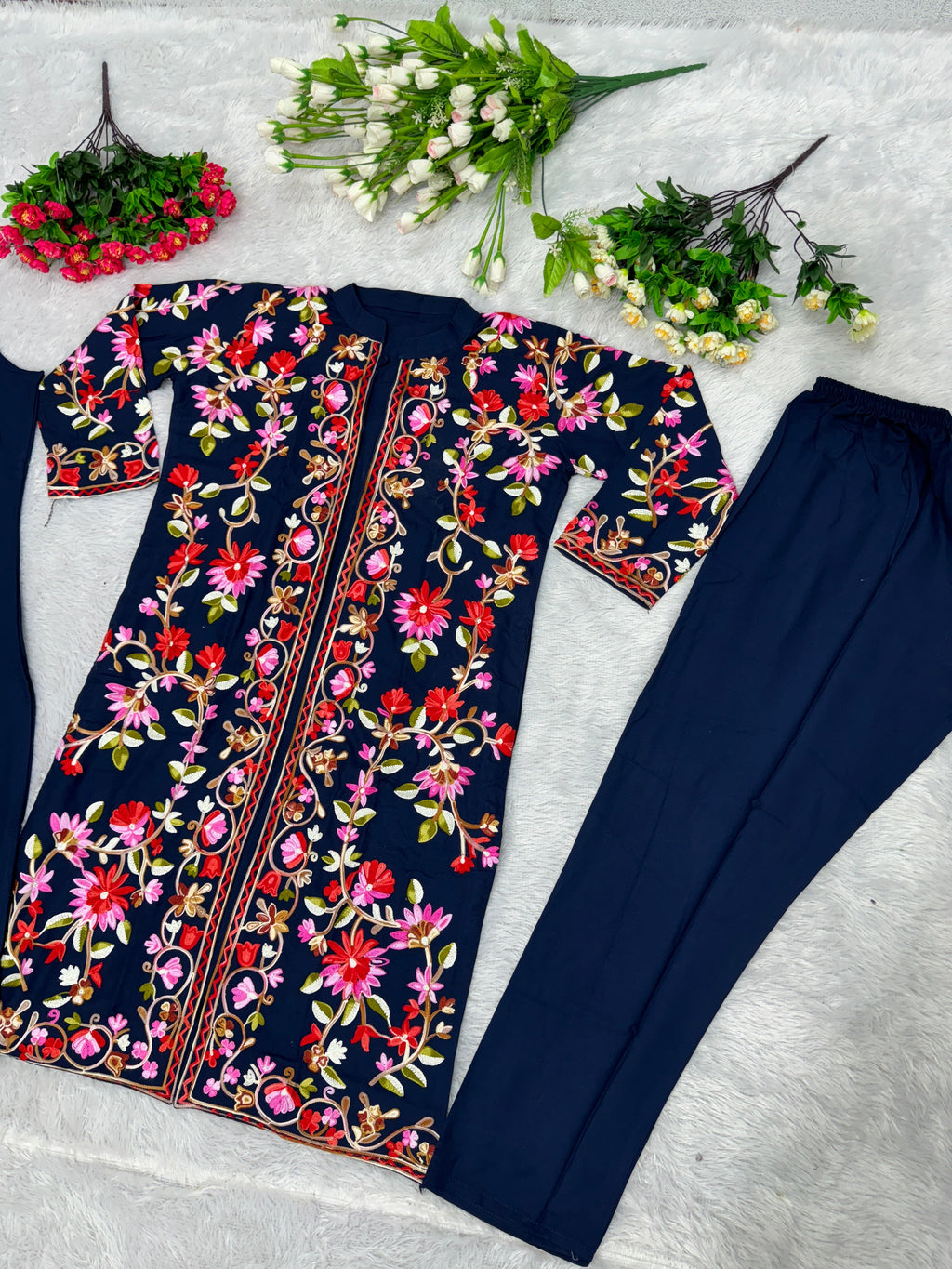 कश्मीरी कढ़ाई के साथ डिज़ाइनर सूट सेट