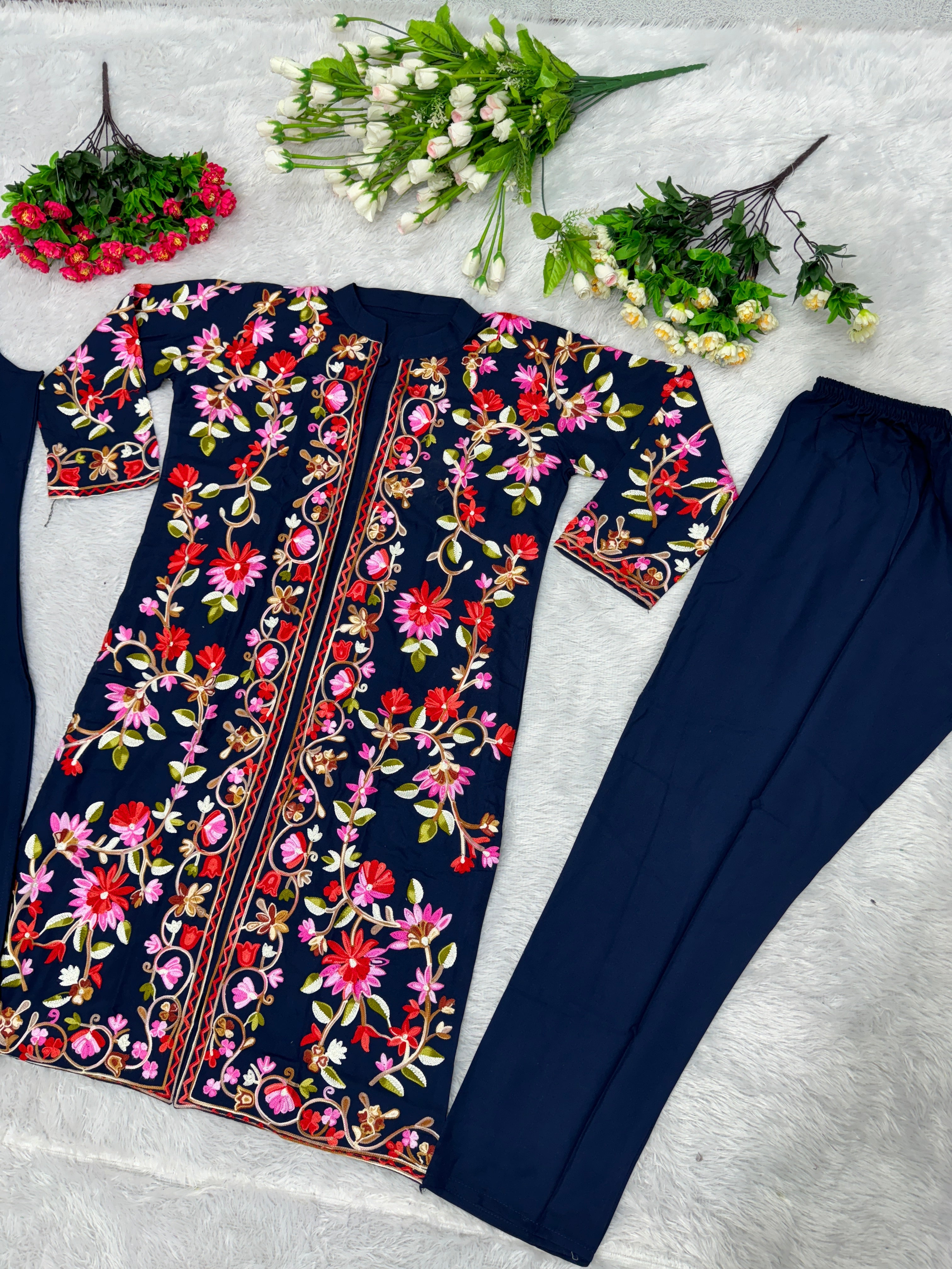 कश्मीरी कढ़ाई के साथ डिज़ाइनर सूट सेट
