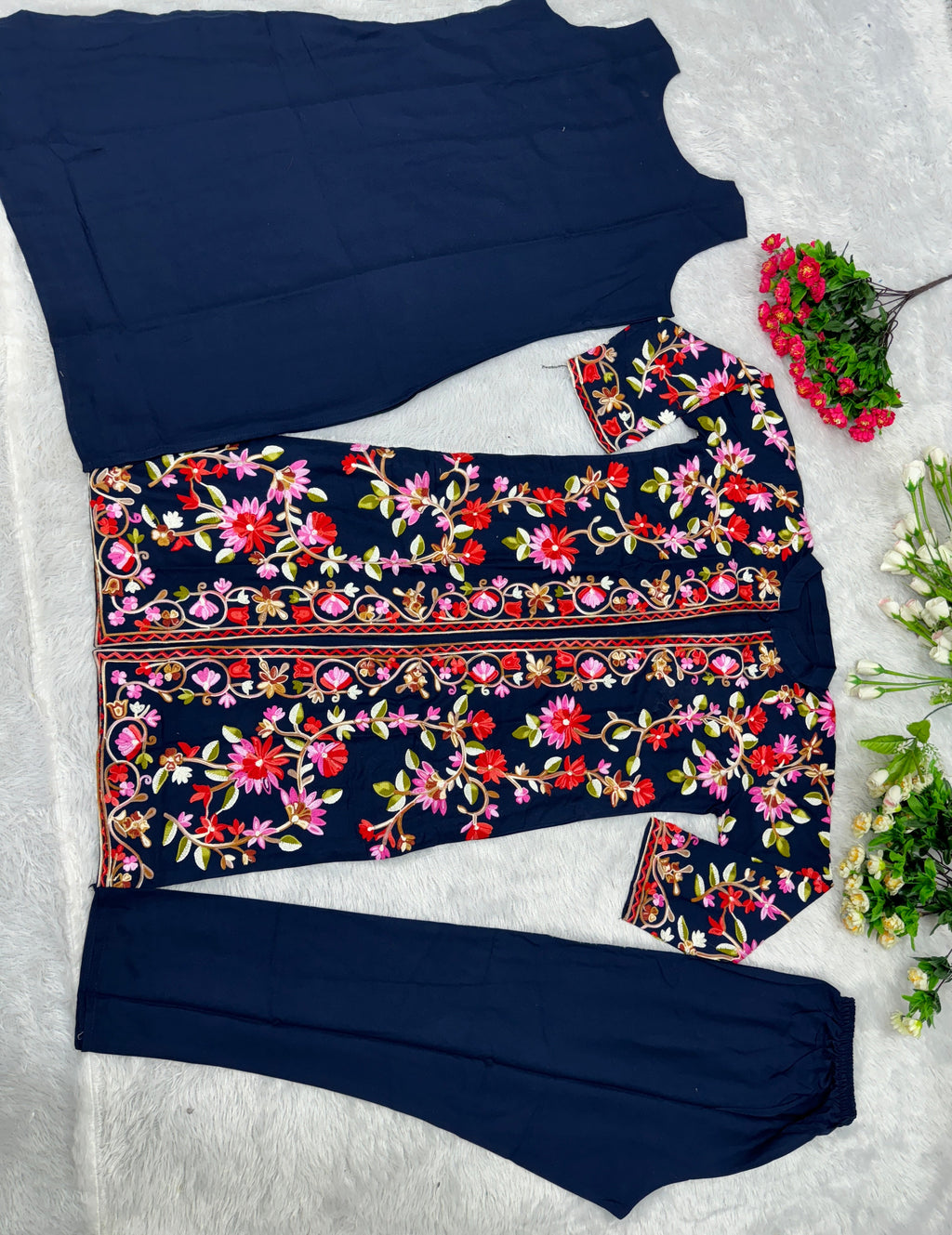 कश्मीरी कढ़ाई के साथ डिज़ाइनर सूट सेट