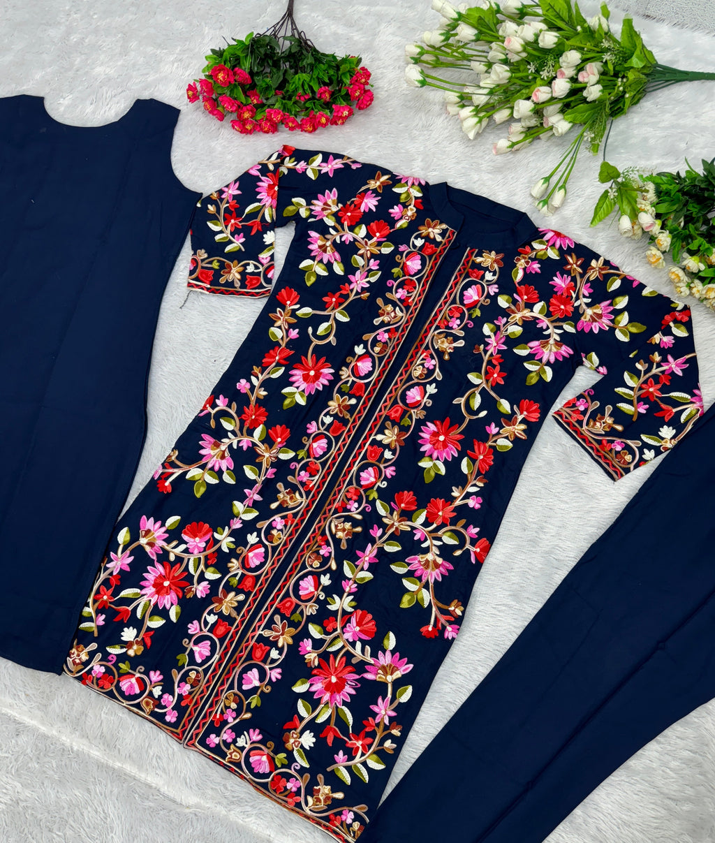 कश्मीरी कढ़ाई के साथ डिज़ाइनर सूट सेट