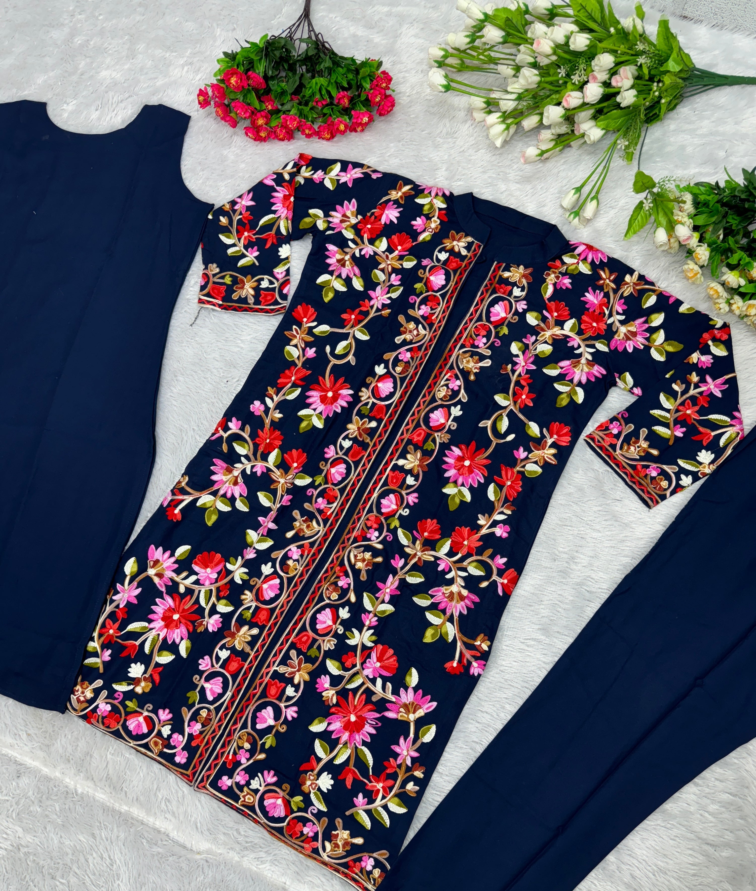 कश्मीरी कढ़ाई के साथ डिज़ाइनर सूट सेट