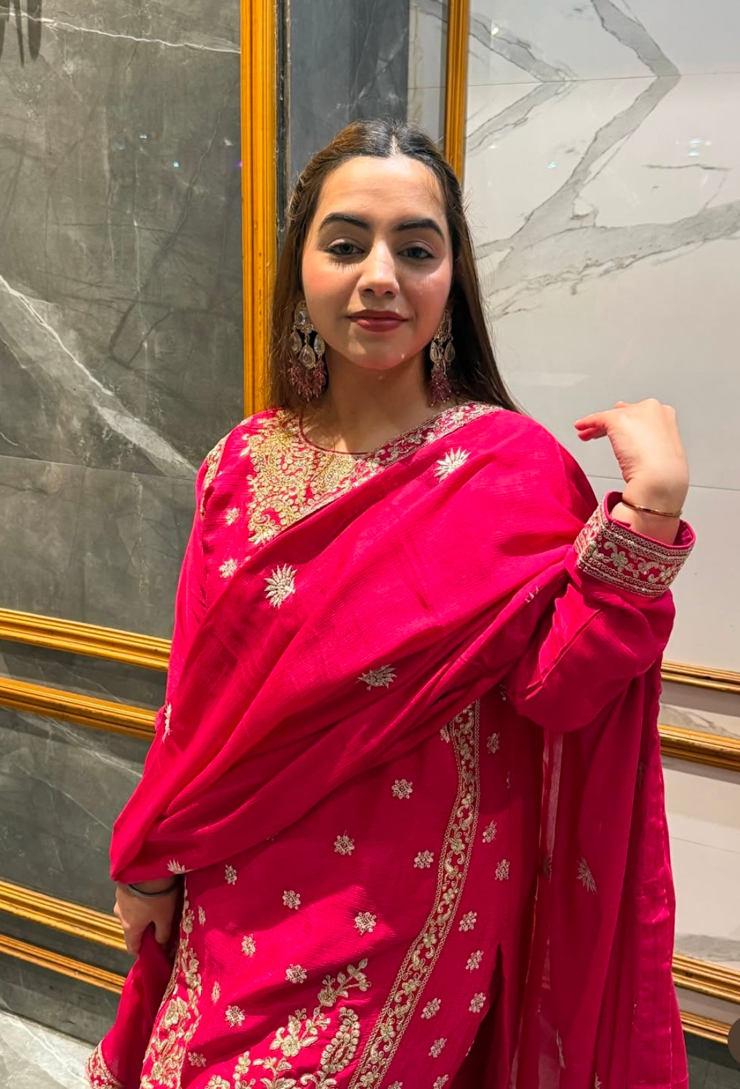 पार्टी वियर टॉप- सरारा और दुपट्टा सीक्वेंस वर्क के साथ