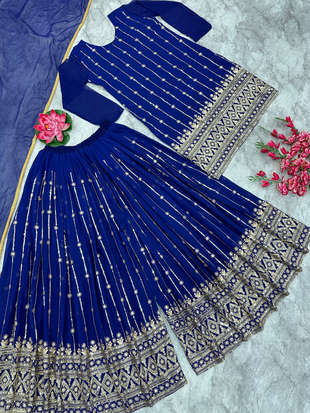 कढ़ाई के काम के साथ डिज़ाइनर पार्टी वियर टॉप बॉटम और दुपट्टा