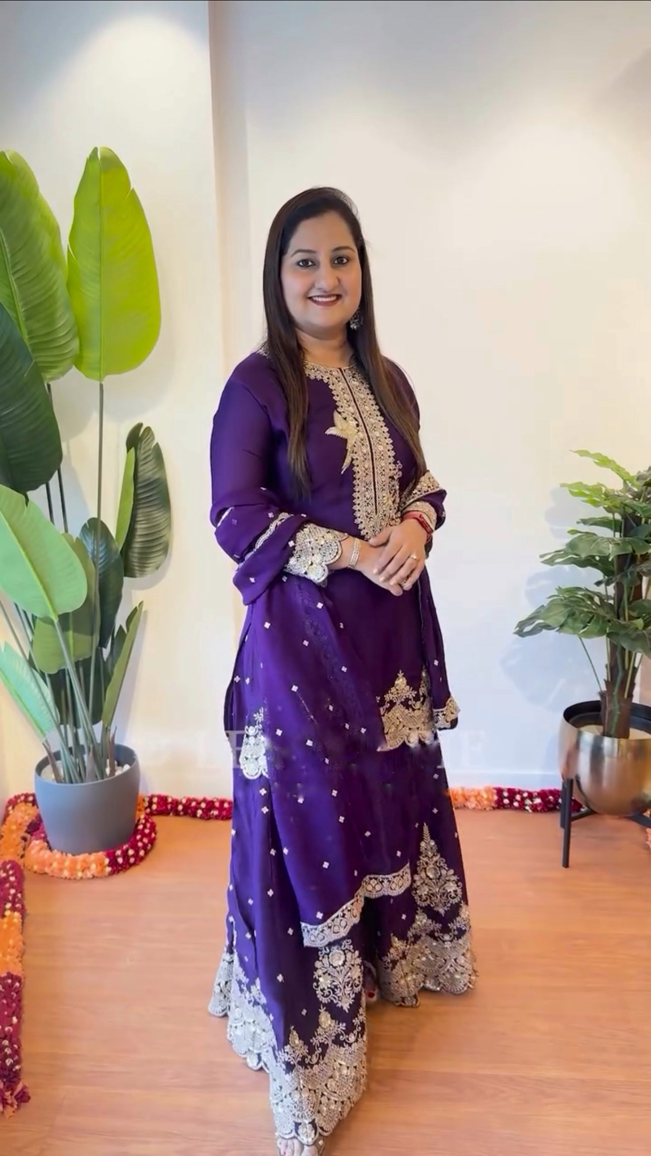 भारी कढ़ाई अनुक्रम कार्य के साथ सुंदर टॉप-शरारा और दुपट्टा