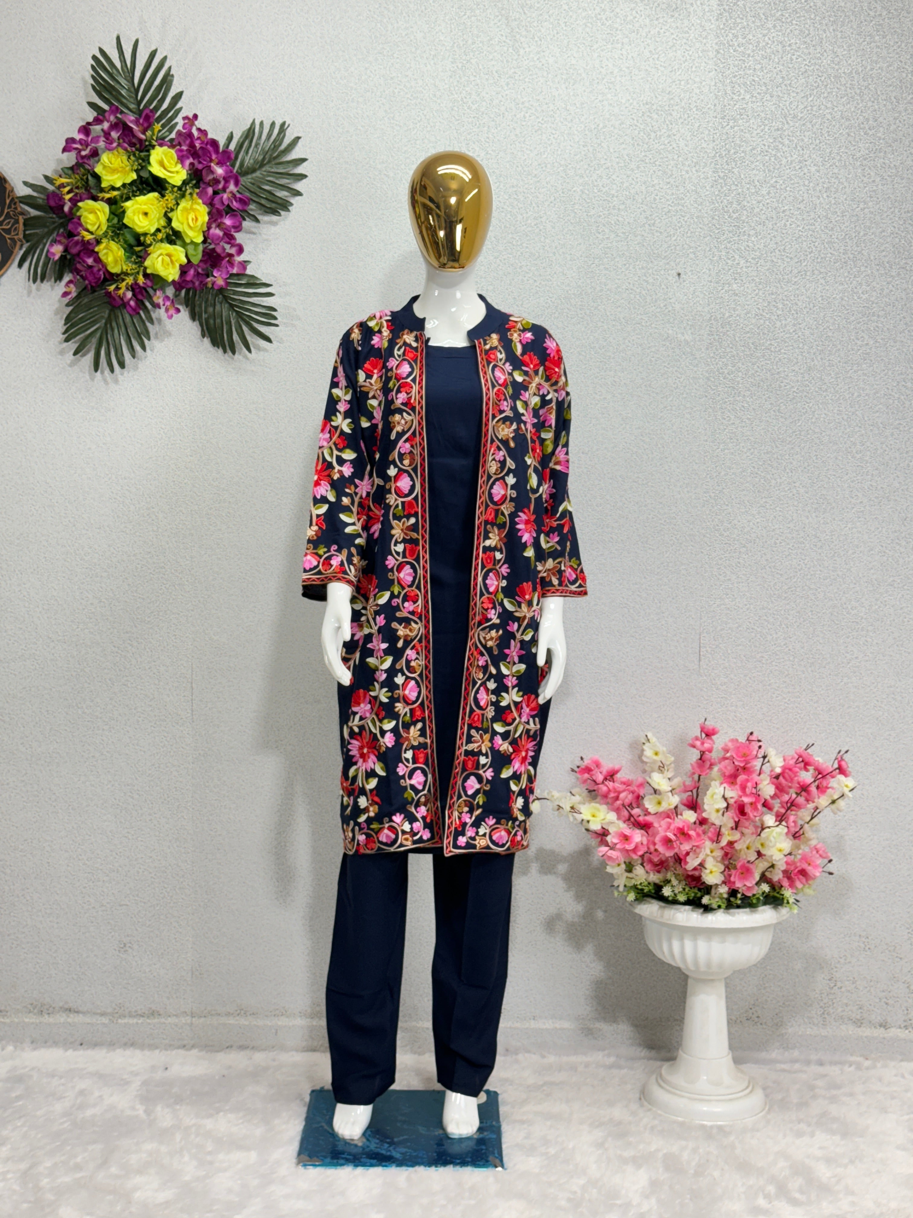 कश्मीरी कढ़ाई के साथ डिज़ाइनर सूट सेट