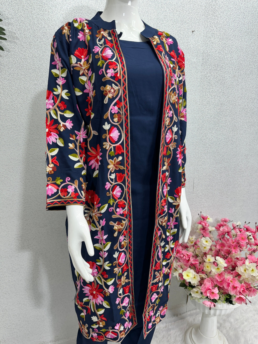 कश्मीरी कढ़ाई के साथ डिज़ाइनर सूट सेट