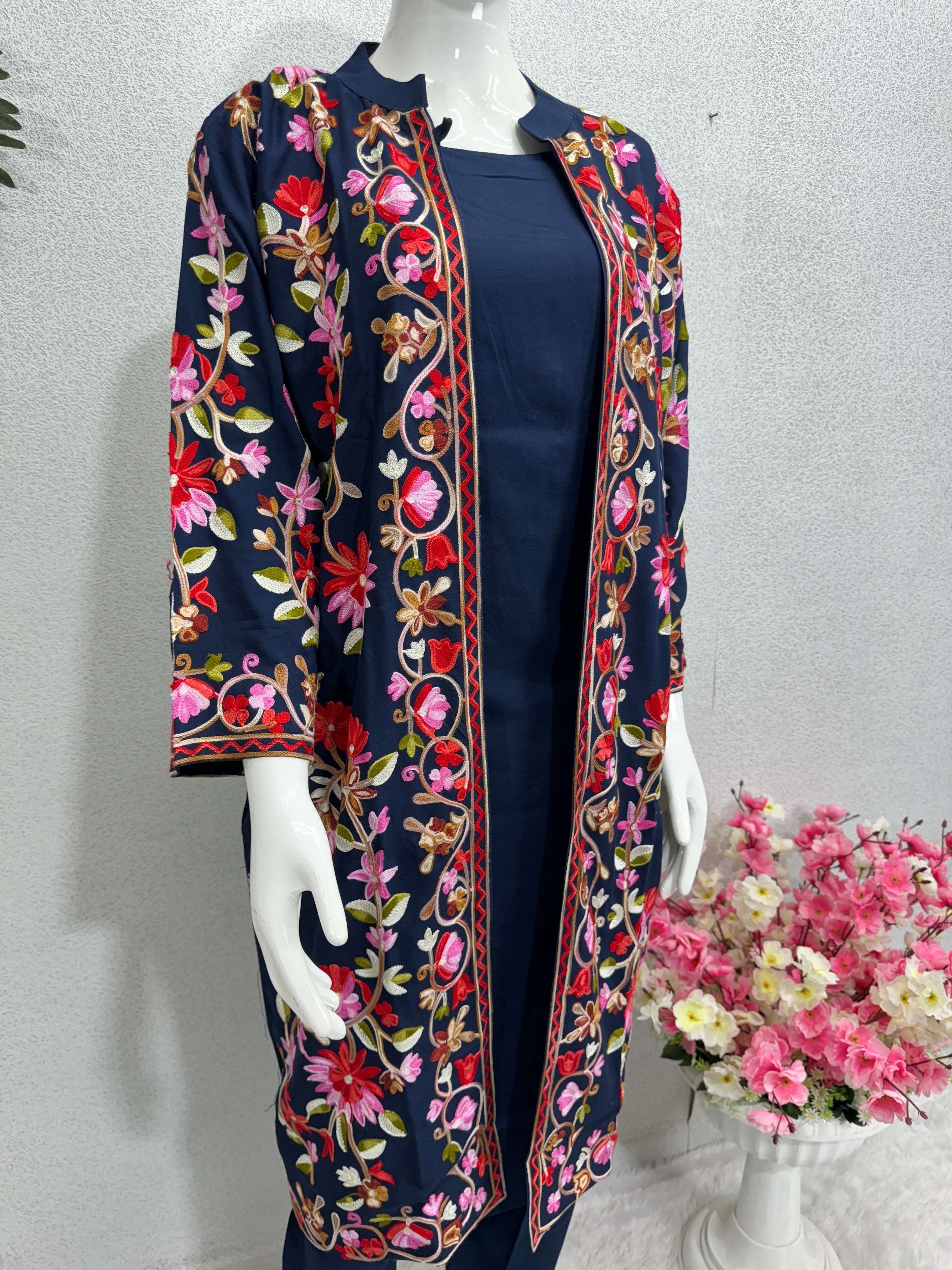 कश्मीरी कढ़ाई के साथ डिज़ाइनर सूट सेट