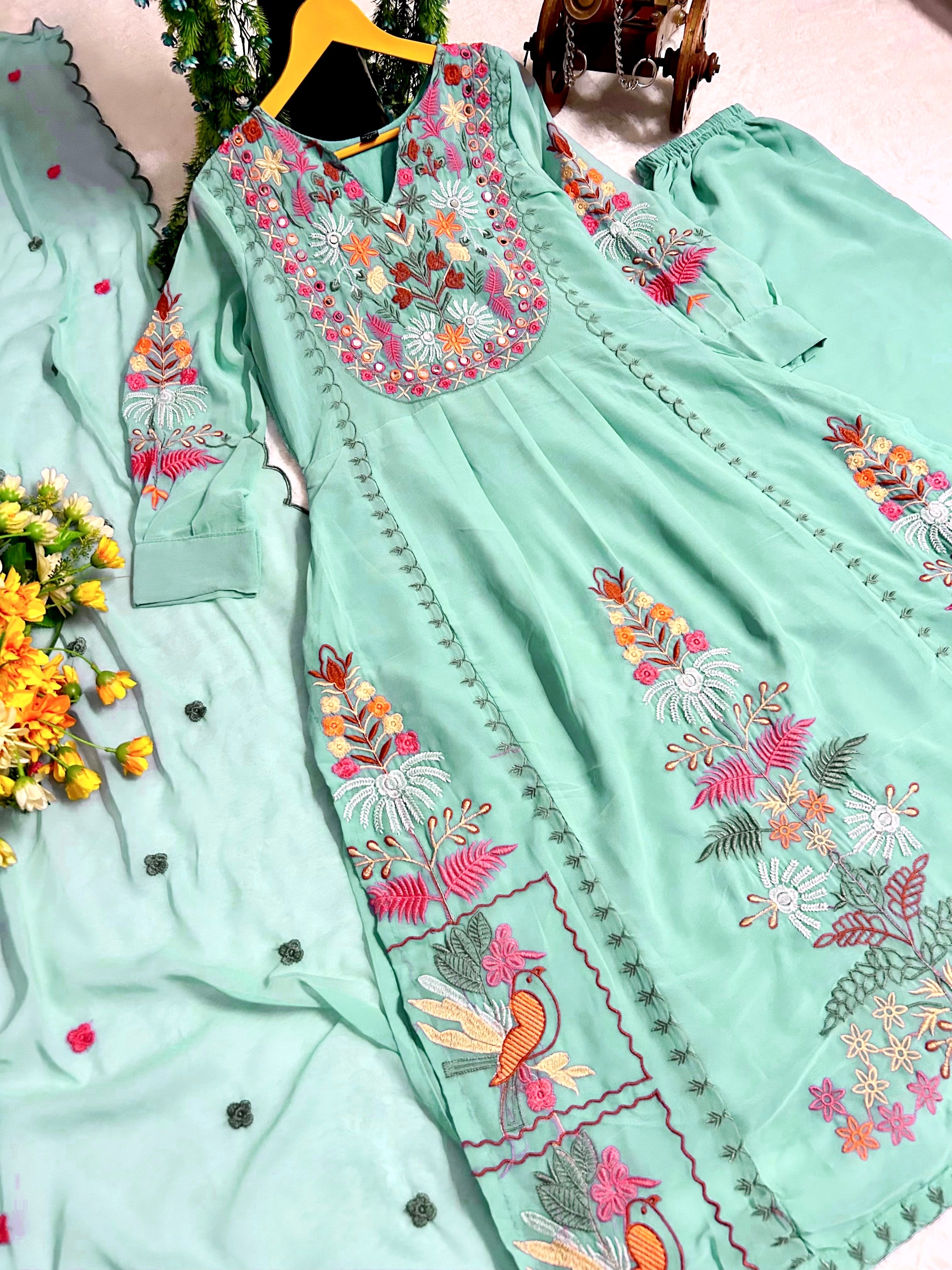 पार्टी में पहनने के लिए सुंदर टॉप और बॉटम दुपट्टे के साथ