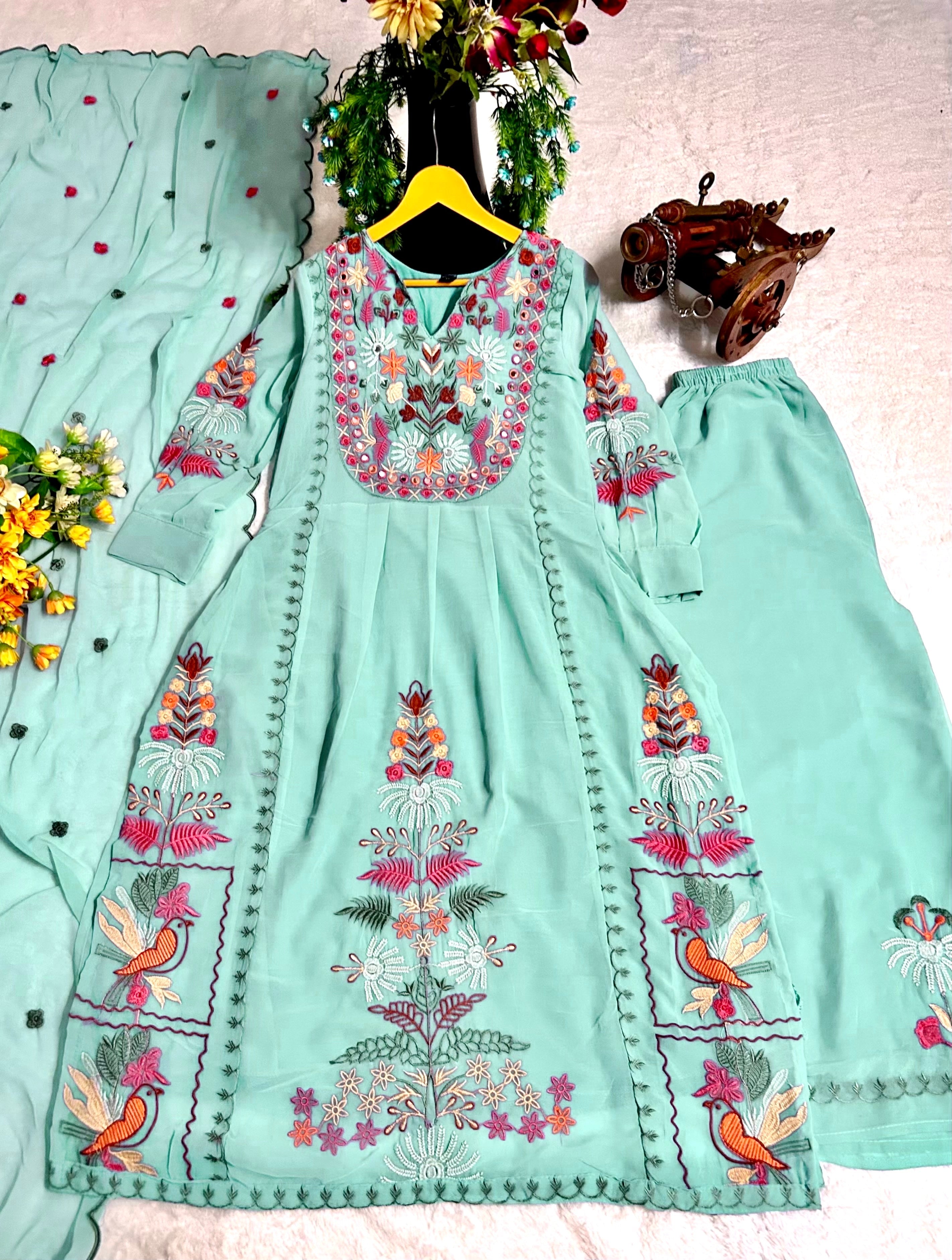 पार्टी में पहनने के लिए सुंदर टॉप और बॉटम दुपट्टे के साथ