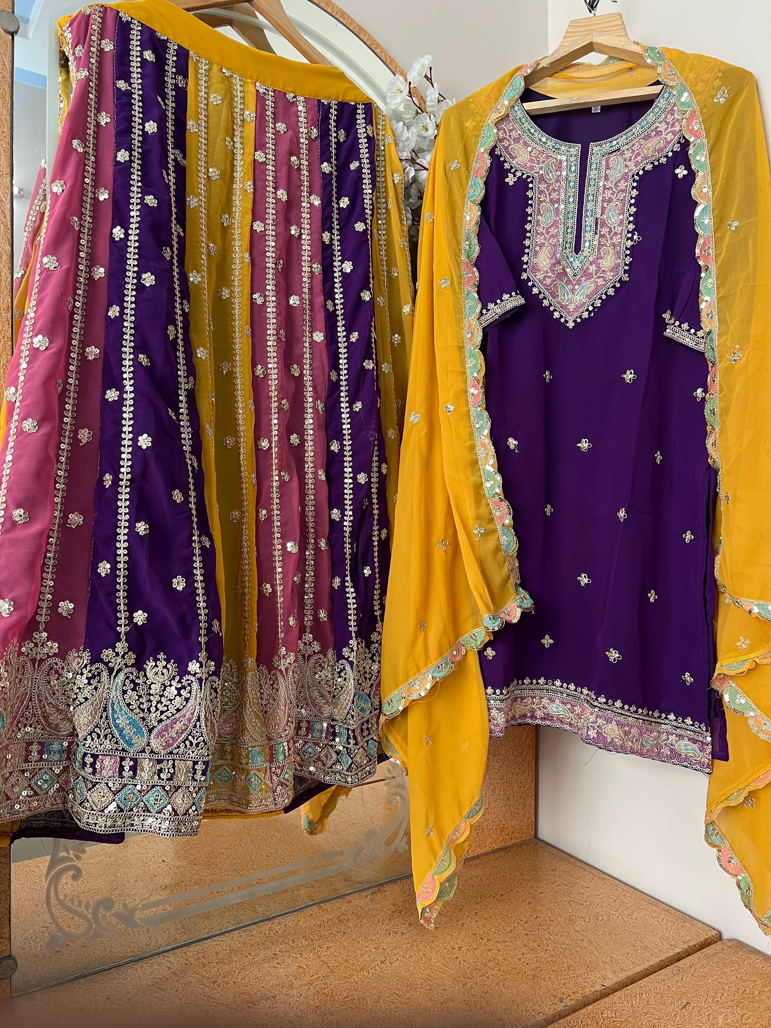 पार्टी वियर लुक टॉप, लहंगा और डिज़ाइनर दुपट्टा