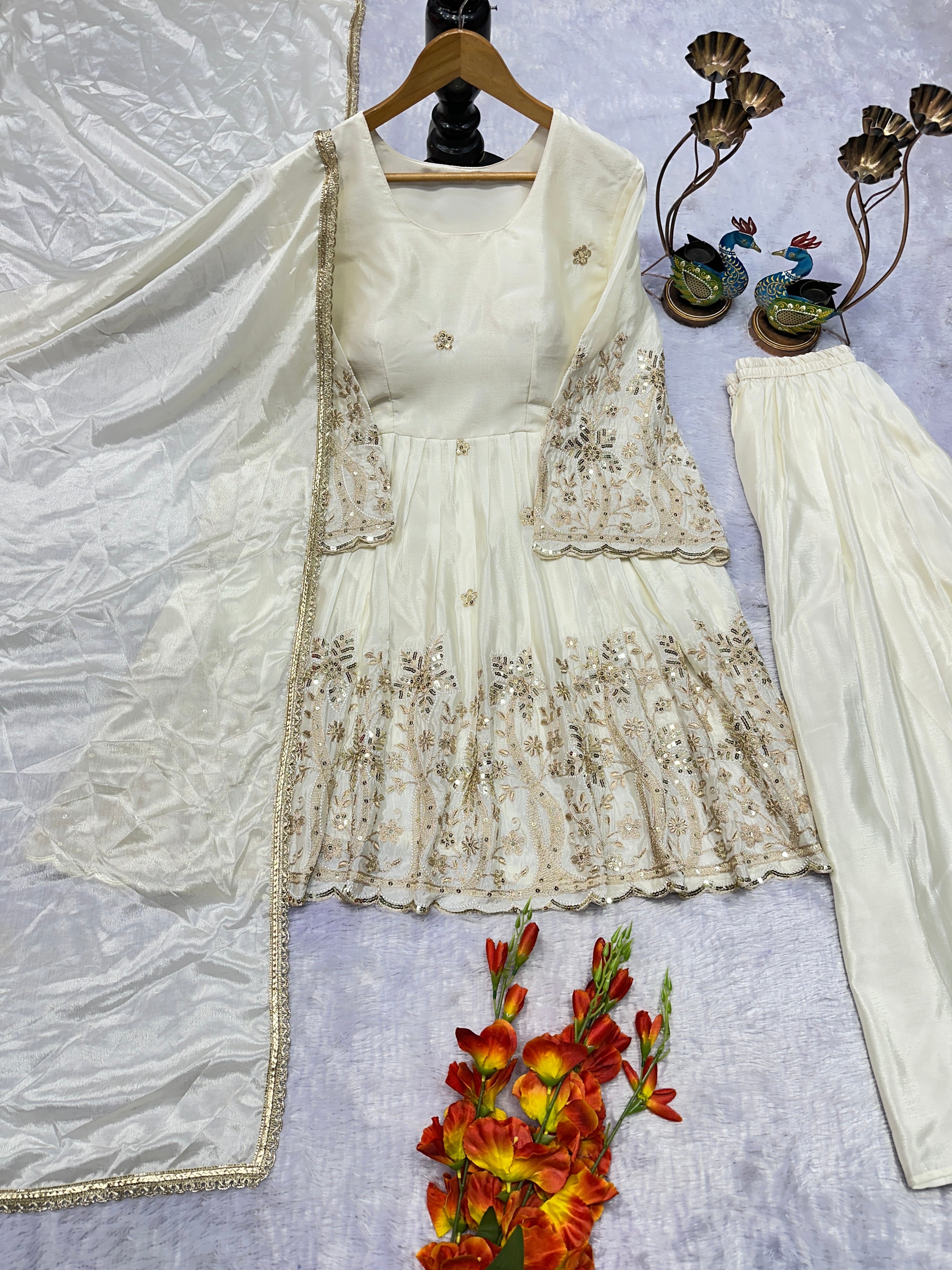 पार्टी वियर लुक डिज़ाइनर टॉप और बॉटम दुपट्टे के साथ