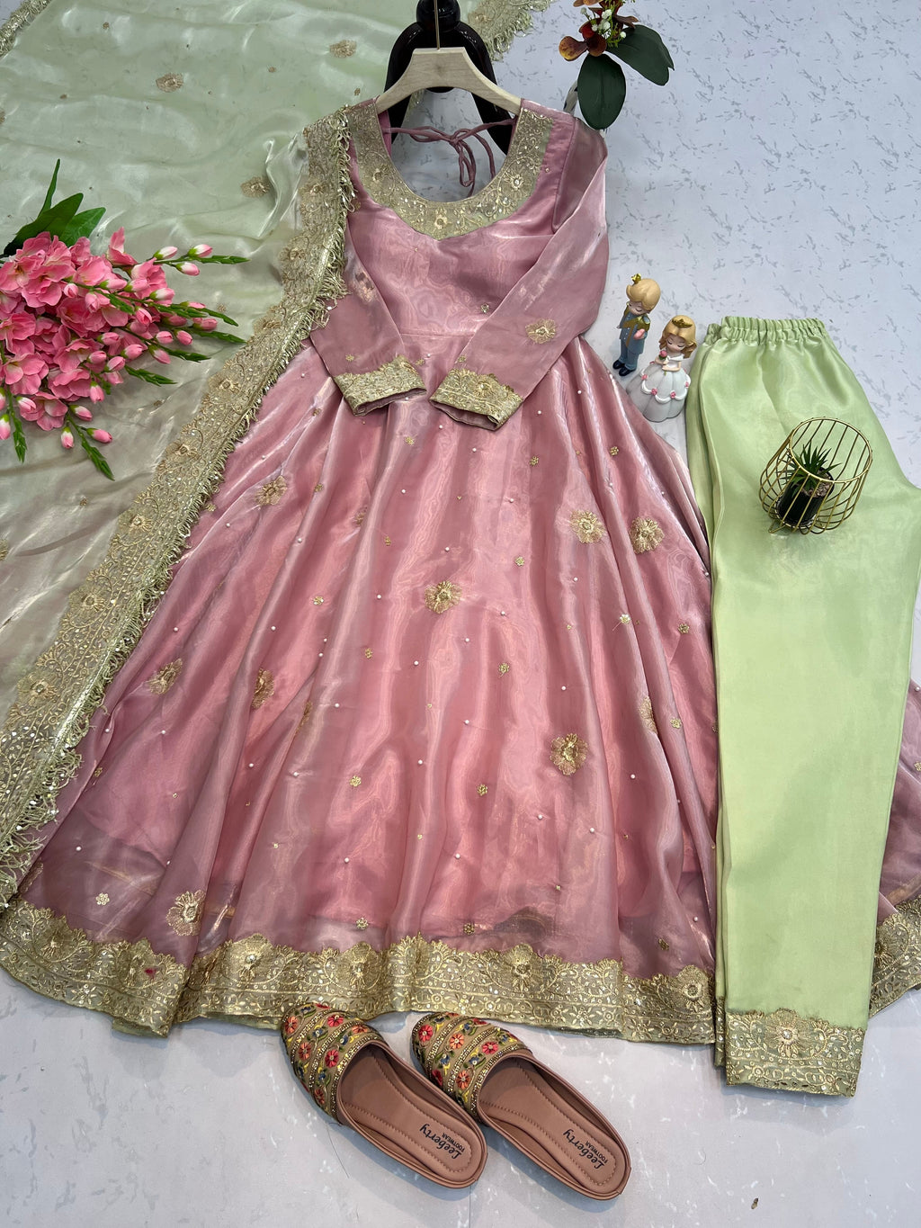 कढ़ाई, सेक्विन और मोती वर्क के साथ डिज़ाइनर पार्टी वियर सूट सेट