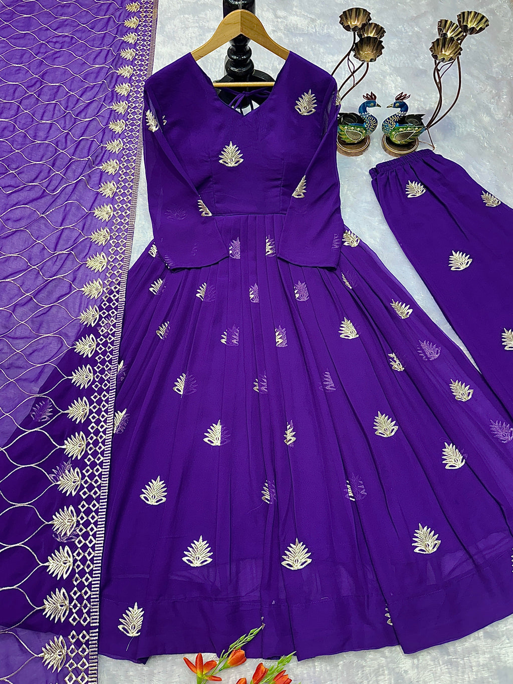 पार्टी वियर लुक अनारकली गाउन, पैंट और दुपट्टा