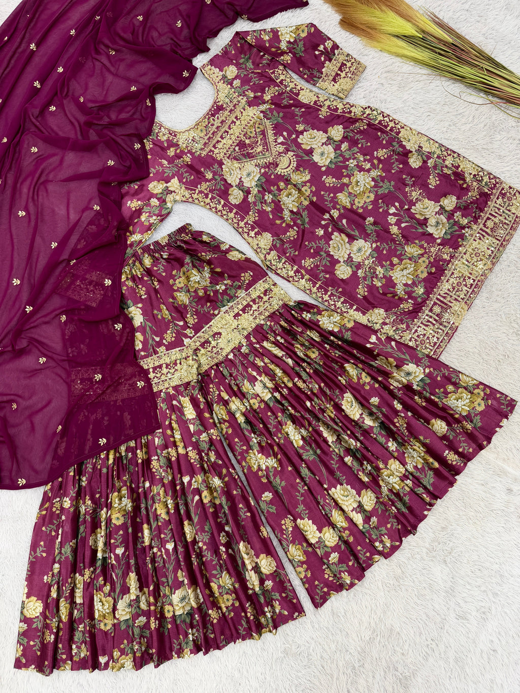 पार्टी वियर लुक: दुपट्टे के साथ टॉप और बॉटम में खूबसूरत दिखें