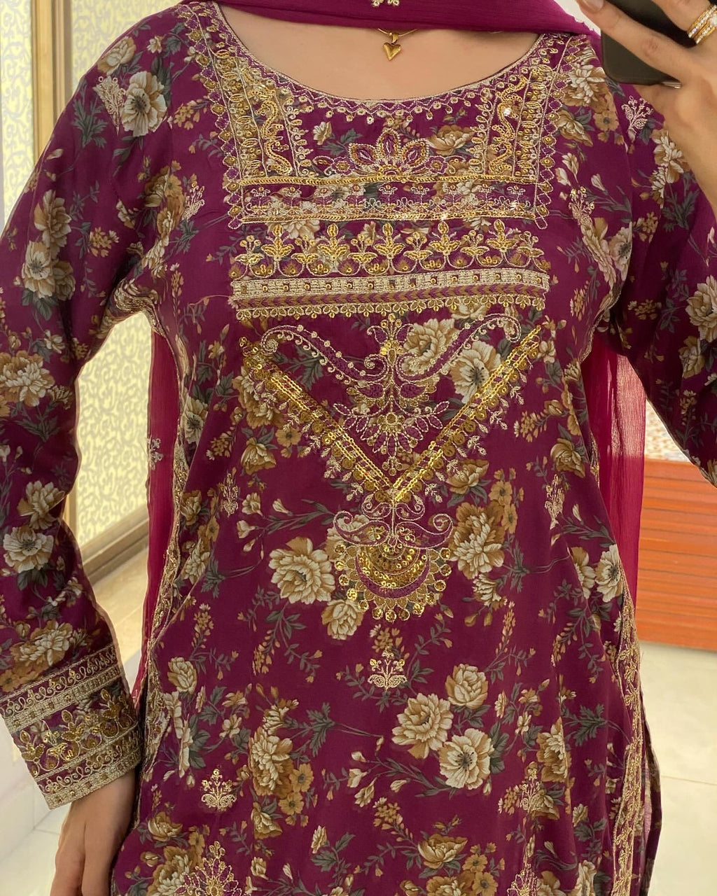 पार्टी वियर लुक: दुपट्टे के साथ टॉप और बॉटम में खूबसूरत दिखें