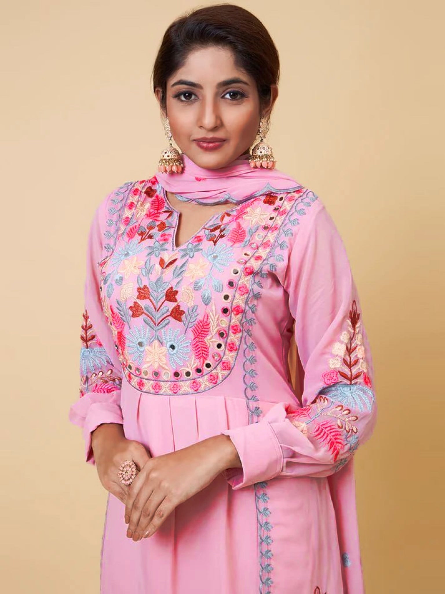 पार्टी में पहनने के लिए सुंदर टॉप और बॉटम दुपट्टे के साथ