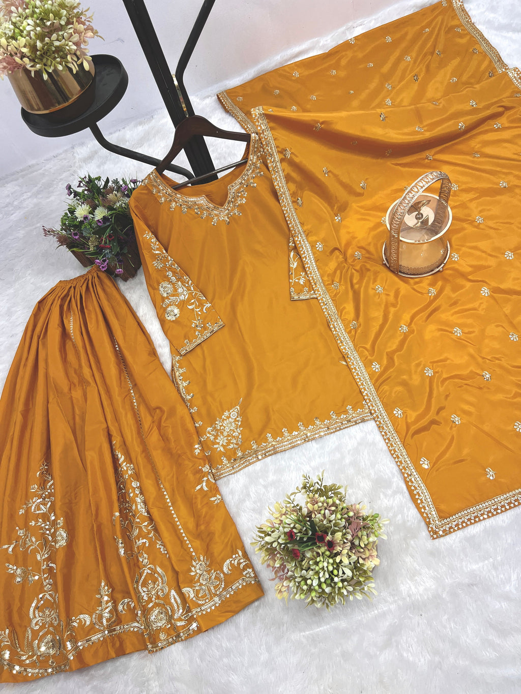 पार्टी में पहनने के लिए सुंदर टॉप और बॉटम फैंसी दुपट्टे के साथ