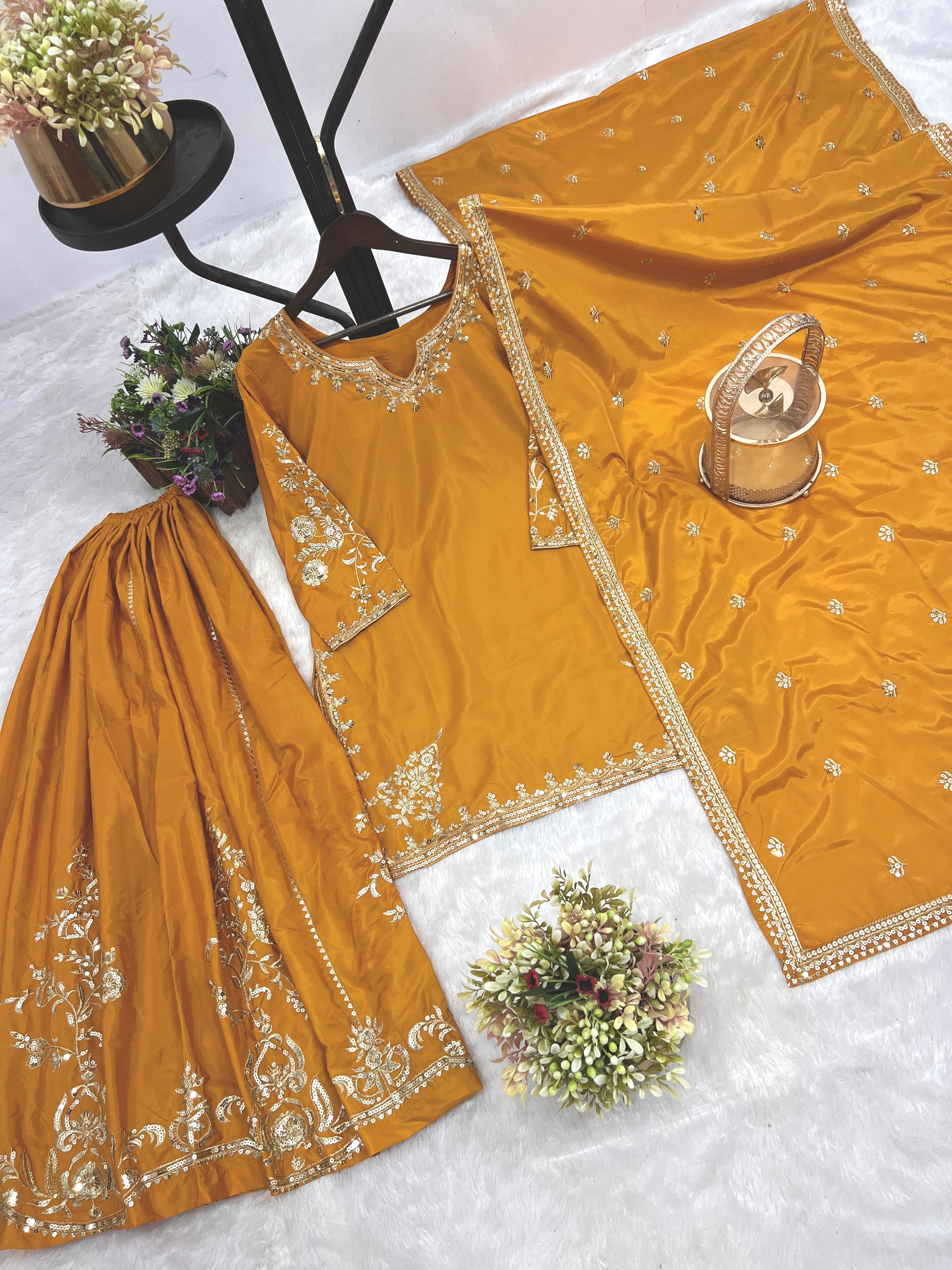 पार्टी में पहनने के लिए सुंदर टॉप और बॉटम फैंसी दुपट्टे के साथ