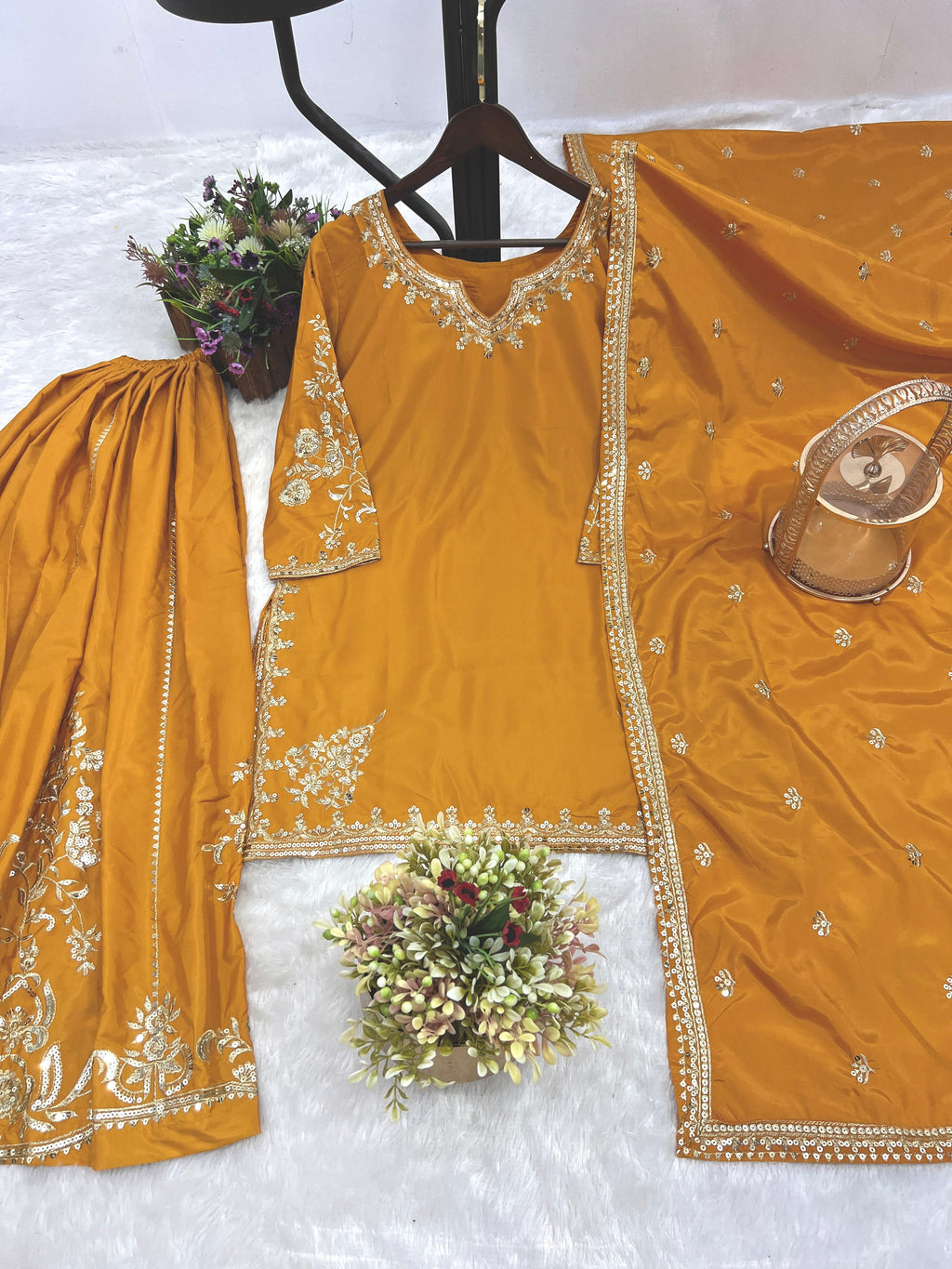 पार्टी में पहनने के लिए सुंदर टॉप और बॉटम फैंसी दुपट्टे के साथ