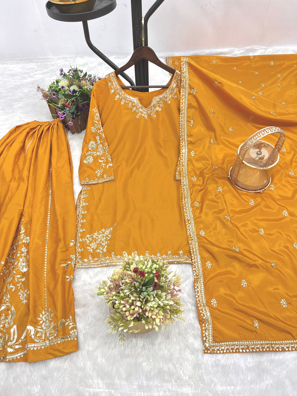 पार्टी में पहनने के लिए सुंदर टॉप और बॉटम फैंसी दुपट्टे के साथ