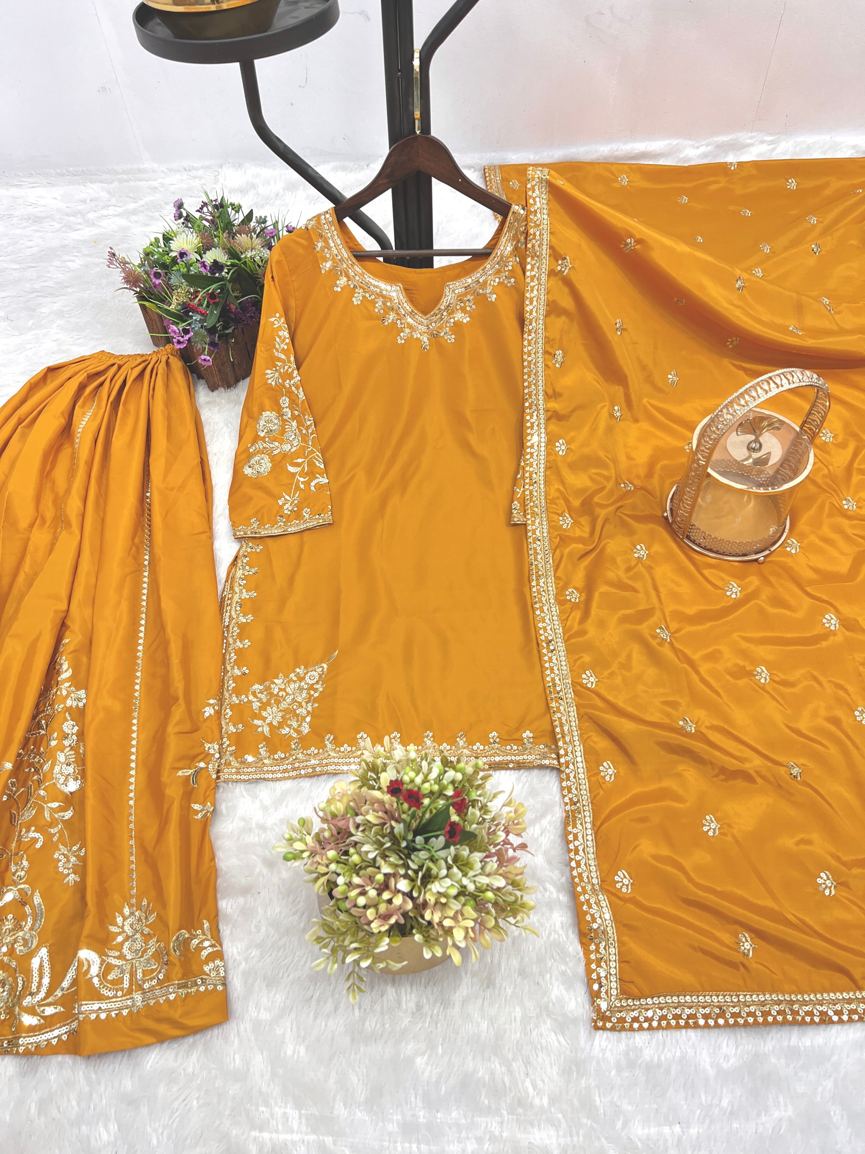 पार्टी में पहनने के लिए सुंदर टॉप और बॉटम फैंसी दुपट्टे के साथ