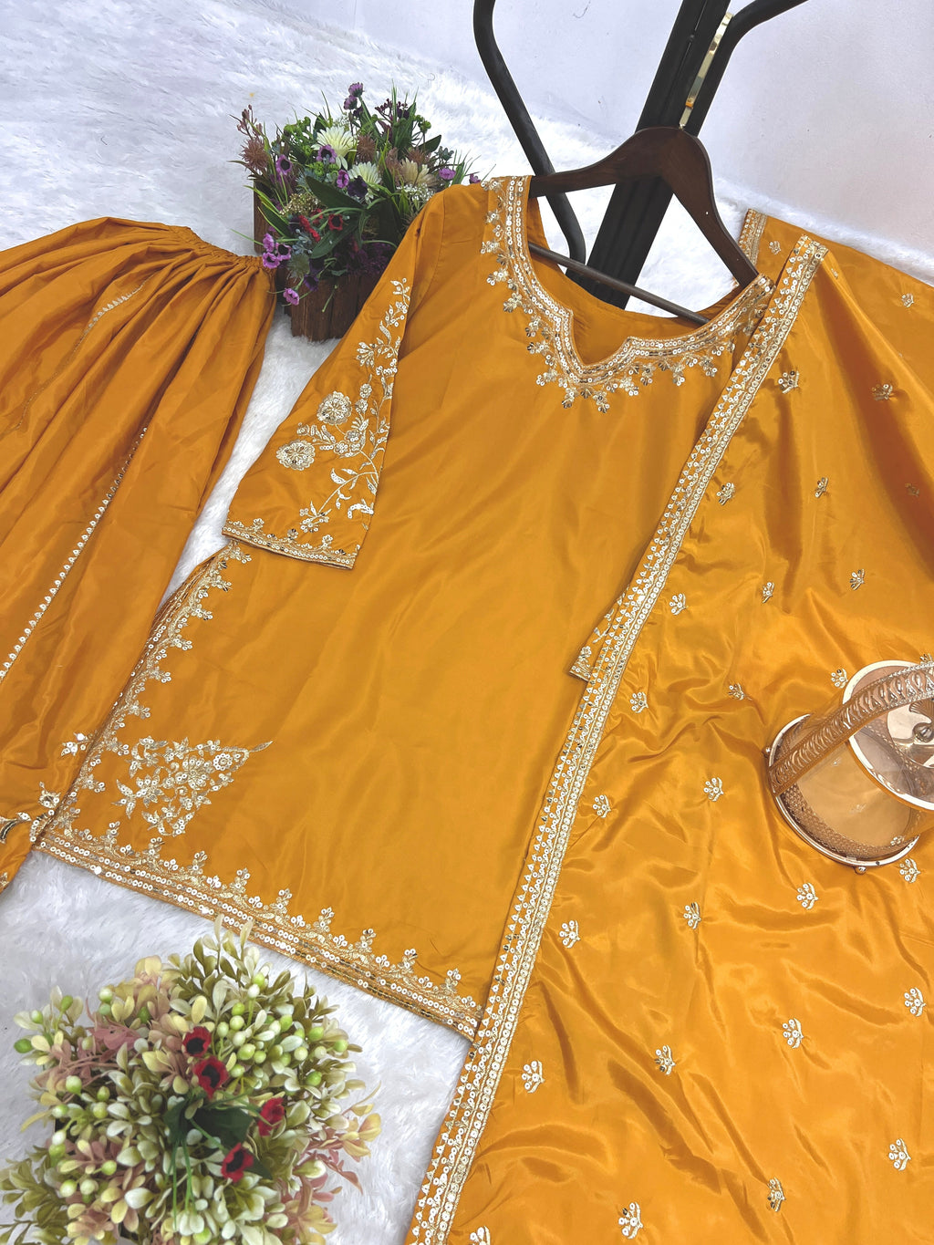 पार्टी में पहनने के लिए सुंदर टॉप और बॉटम फैंसी दुपट्टे के साथ