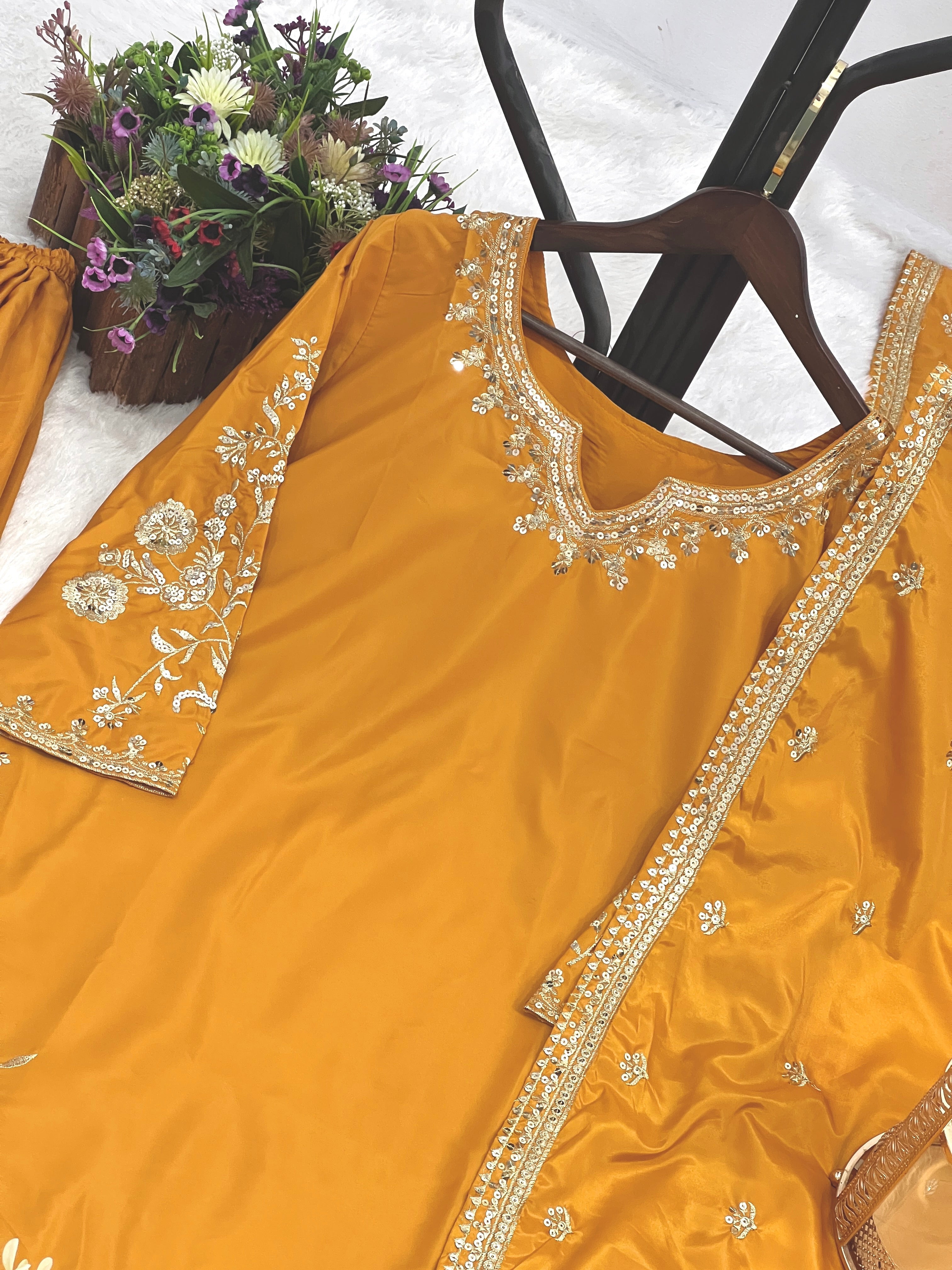 पार्टी में पहनने के लिए सुंदर टॉप और बॉटम फैंसी दुपट्टे के साथ