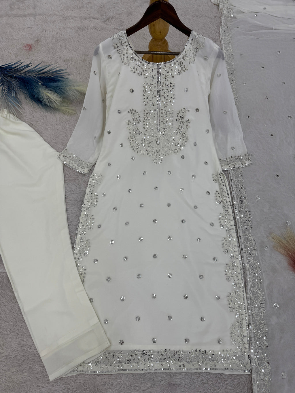 कढ़ाई और सीक्वेंस वर्क के साथ डिज़ाइनर टॉप-बॉटम और दुपट्टा