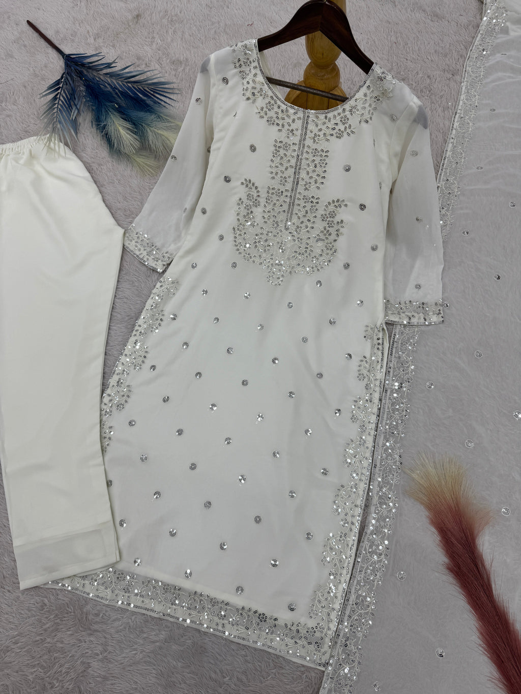 कढ़ाई और सीक्वेंस वर्क के साथ डिज़ाइनर टॉप-बॉटम और दुपट्टा